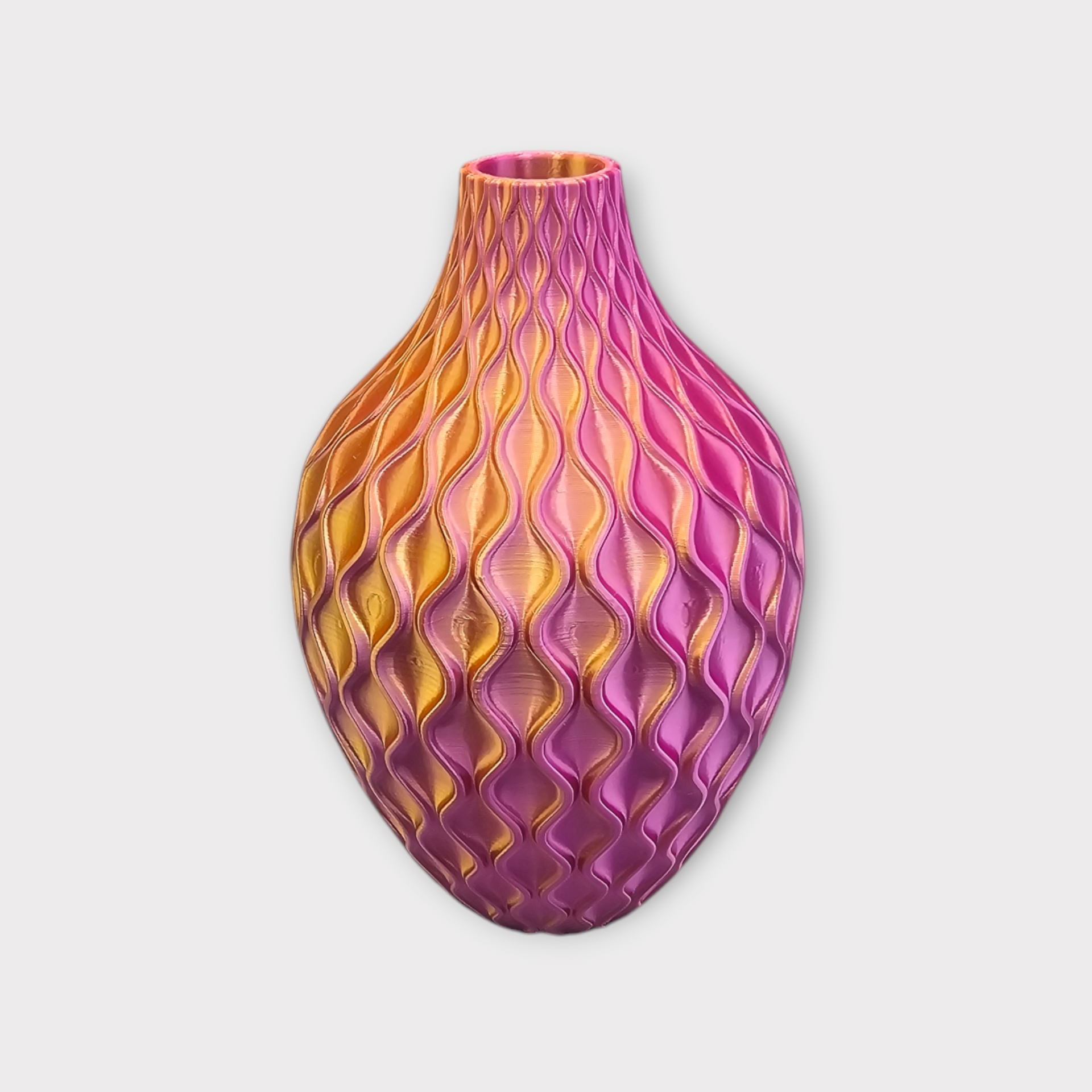 Decoratieve vaas met een gestructureerd, verweven patroon; kleurschakeringen van oranje en paars.