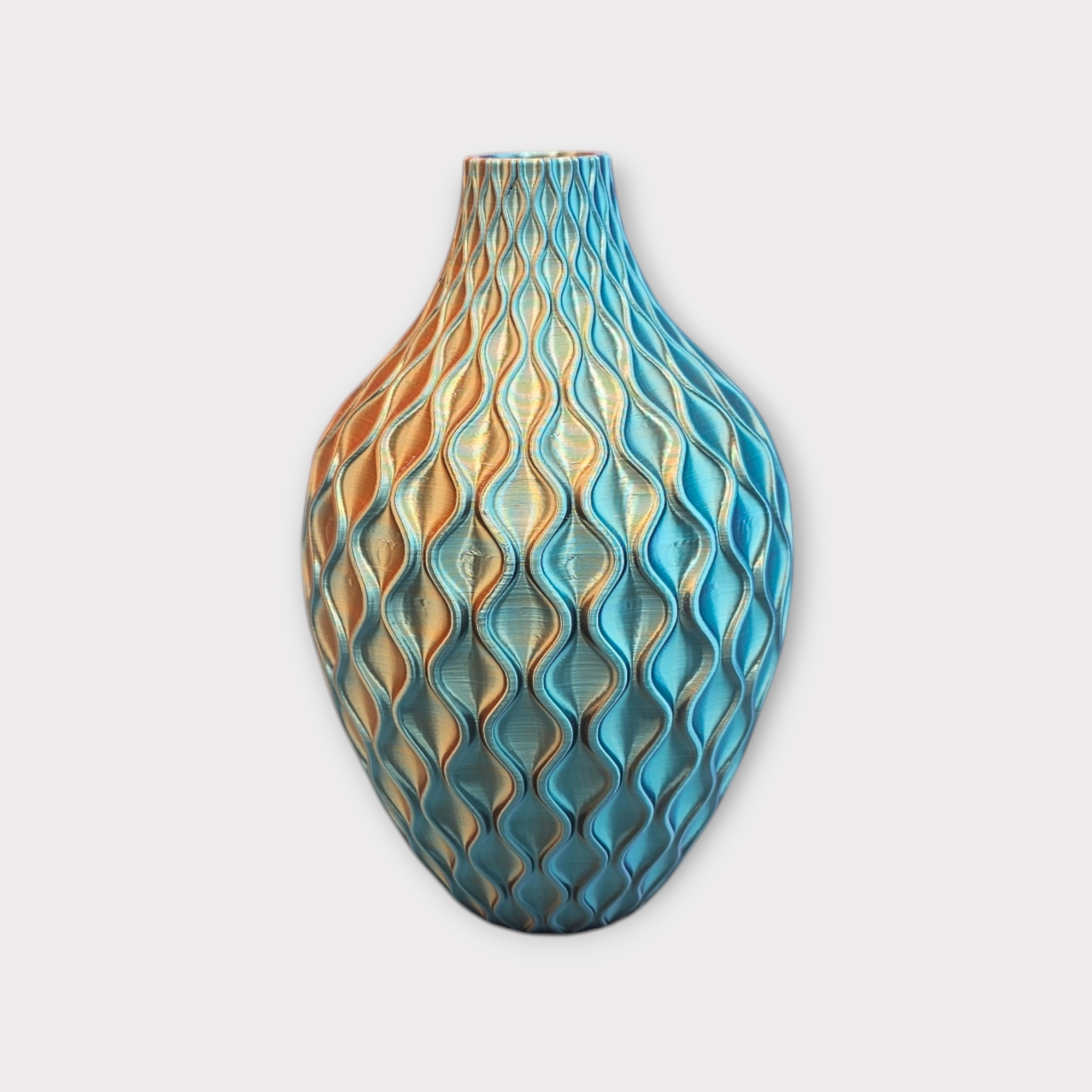 Bovenaanzicht van een 3D-geprinte vaas. Roze en blauwe kleurovergang, gestructureerd oppervlak, ronde opening.