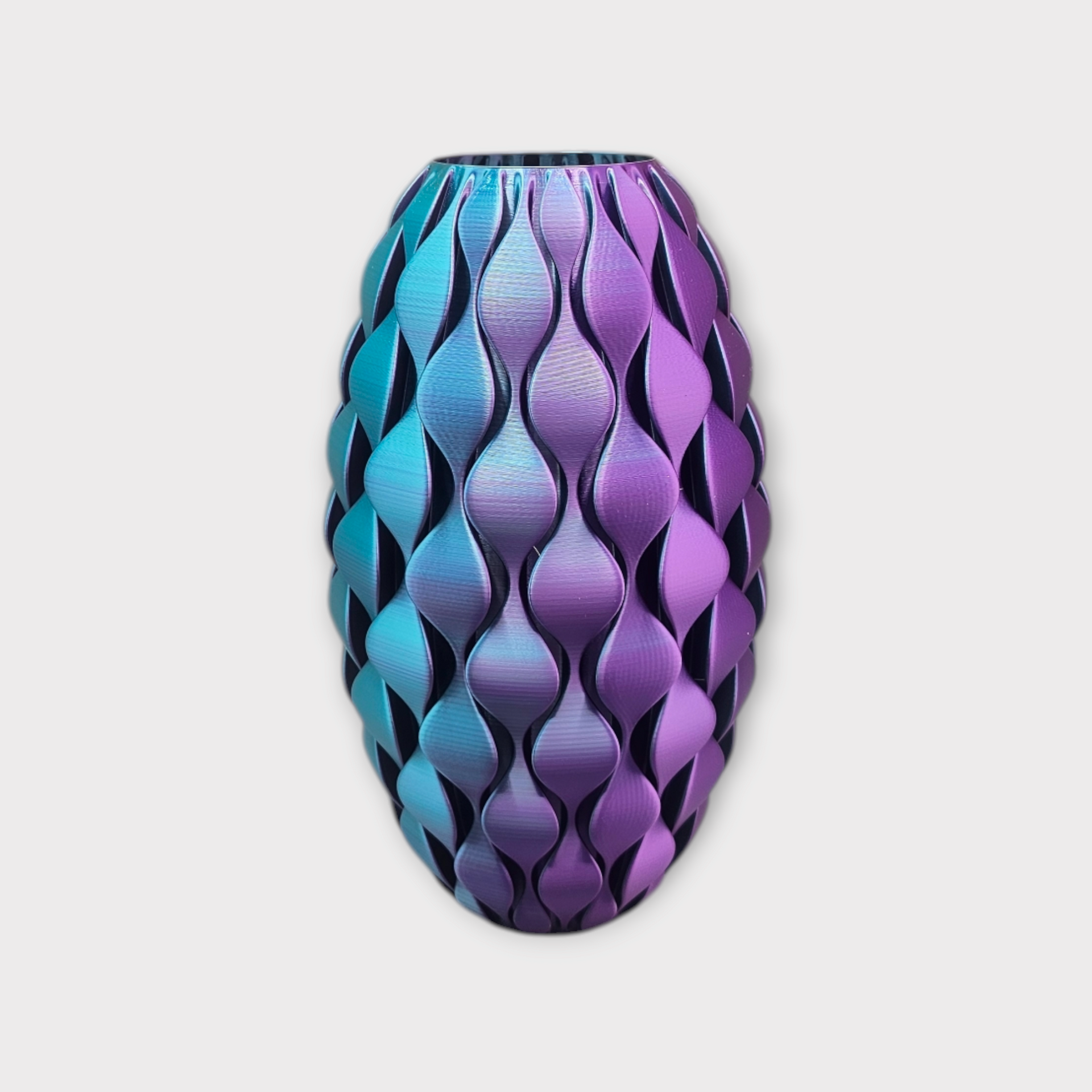 3D-geprinte vaas in druppelvorm met een kleurverloop van turquoise naar paars.