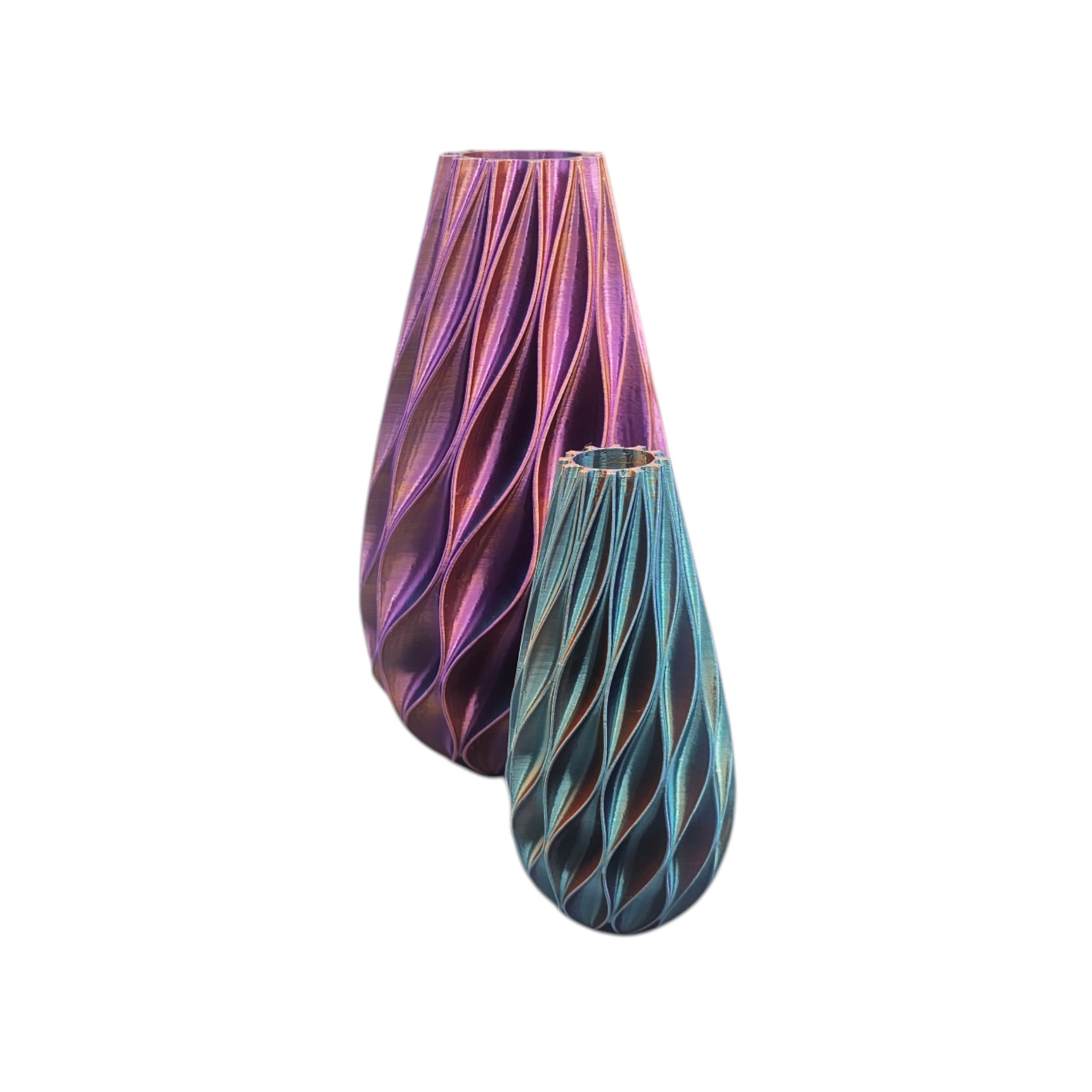 Twee iriserende vazen, paars en turquoise, met een gedraaid, geribbeld ontwerp.