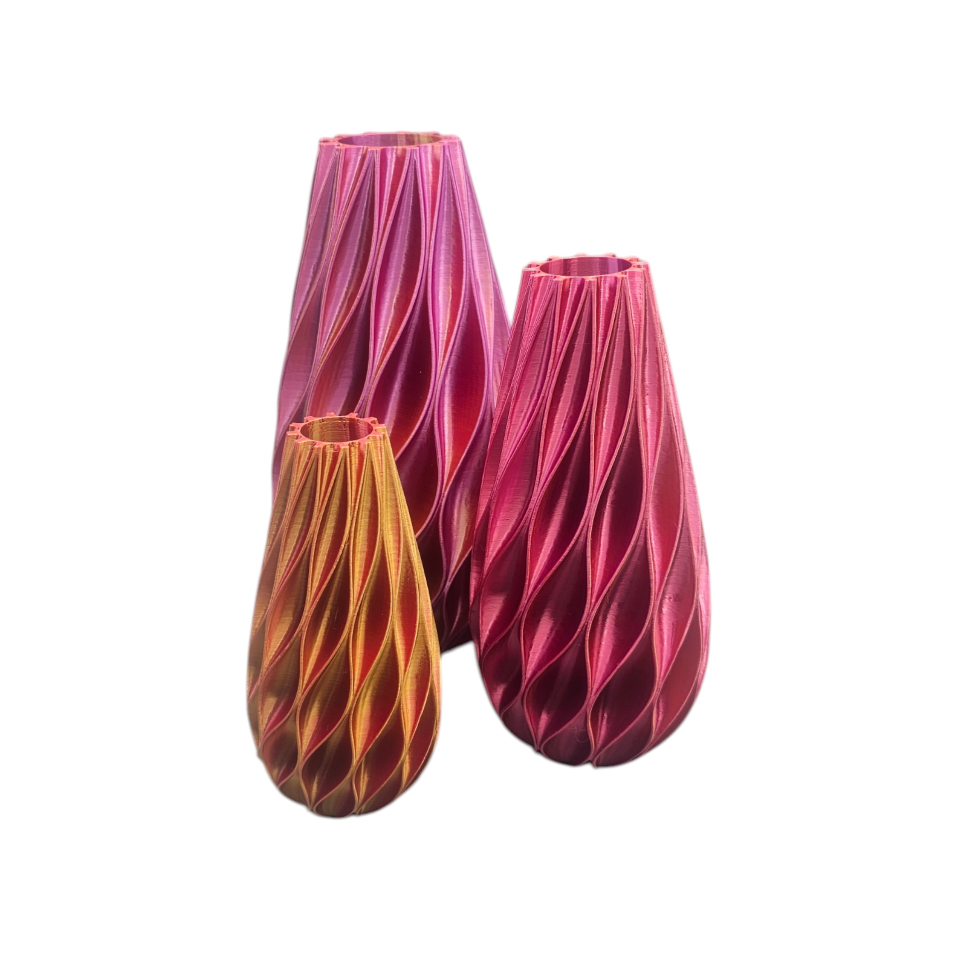 Drie iriserende, traanvormige vazen ​​in oranje en roze tinten, met gestructureerde, verticale patronen.