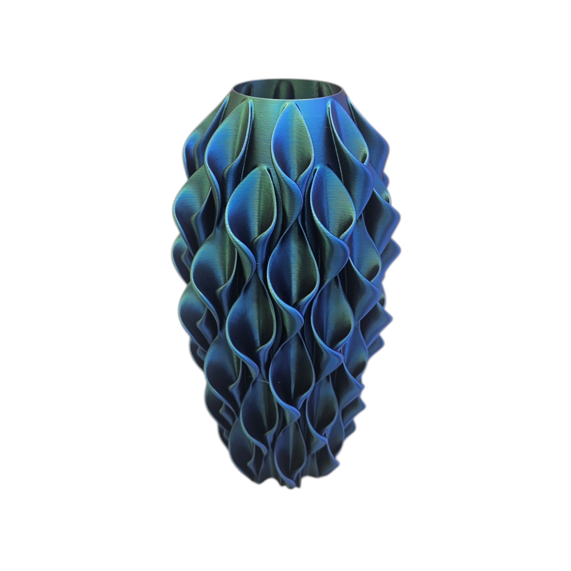 Een iriserende, blauwgroene 3D-geprinte vaas met een herhalend, bloembladachtig patroon.