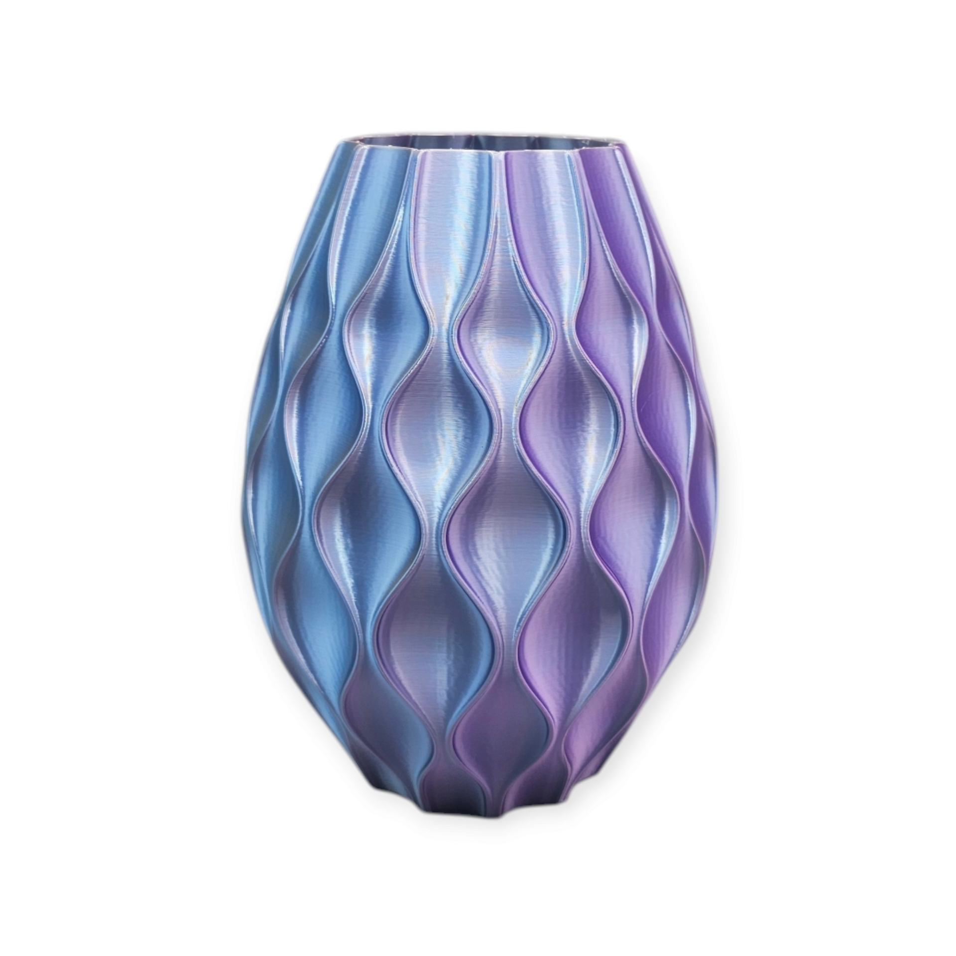 Iriserende vaas met een blauw-paarse kleurovergang, gestructureerd met gebogen verticale lijnen.