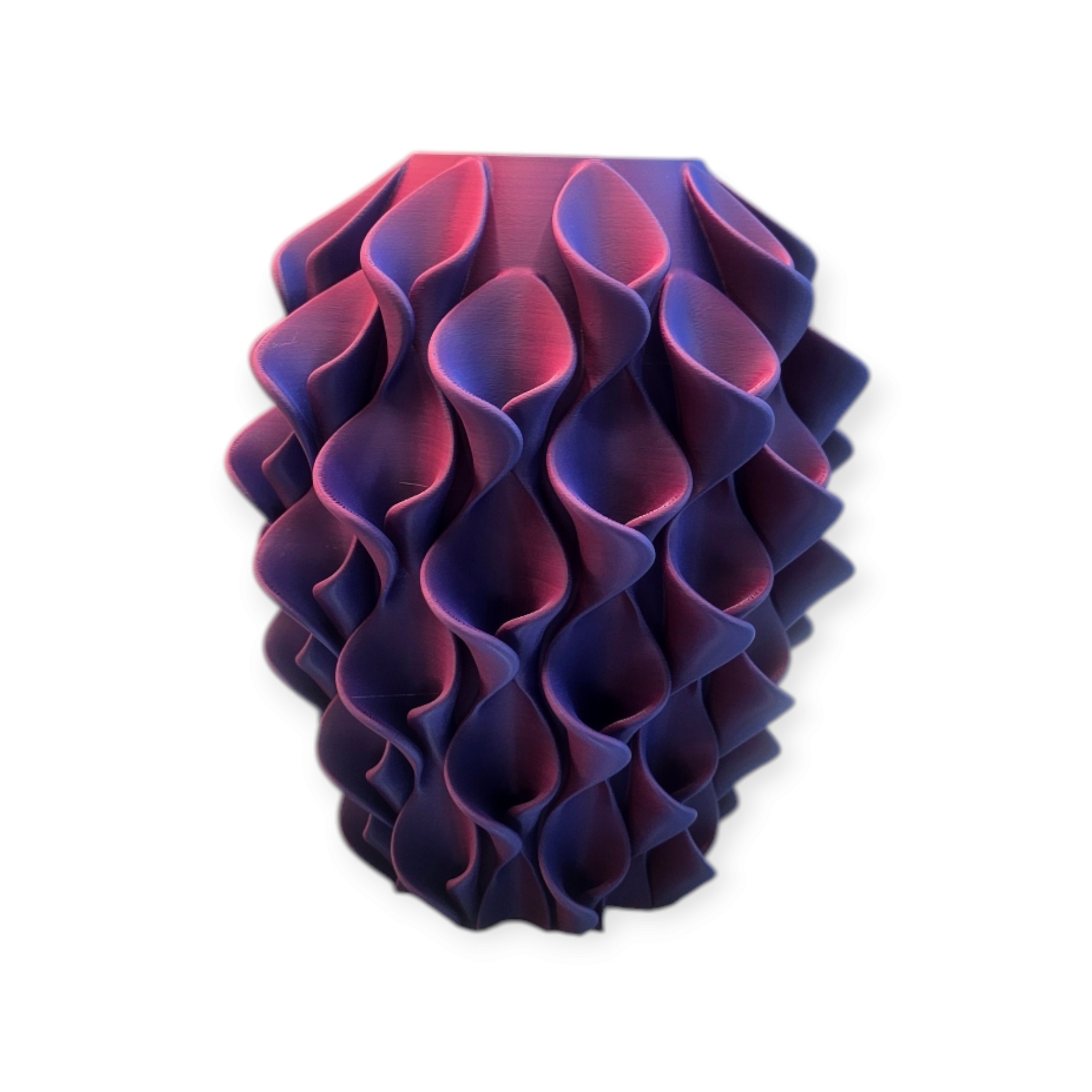 Paarse en rode 3D-geprinte vaas met een gegolfd, gelaagd ontwerp, geïsoleerd op een witte achtergrond.