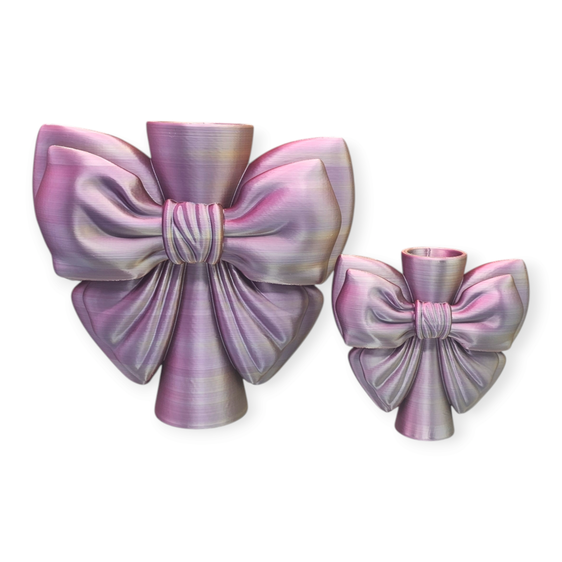 Twee 3D-geprinte strikvormige vazen, een grote en een kleine, in iriserend roze en paars.