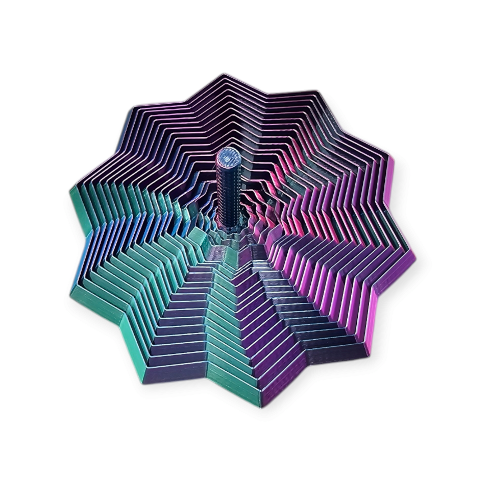 Een iriserende, stervormige metalen kinetische kunstsculptuur met meerdere lagen, rustend op een witte ondergrond.