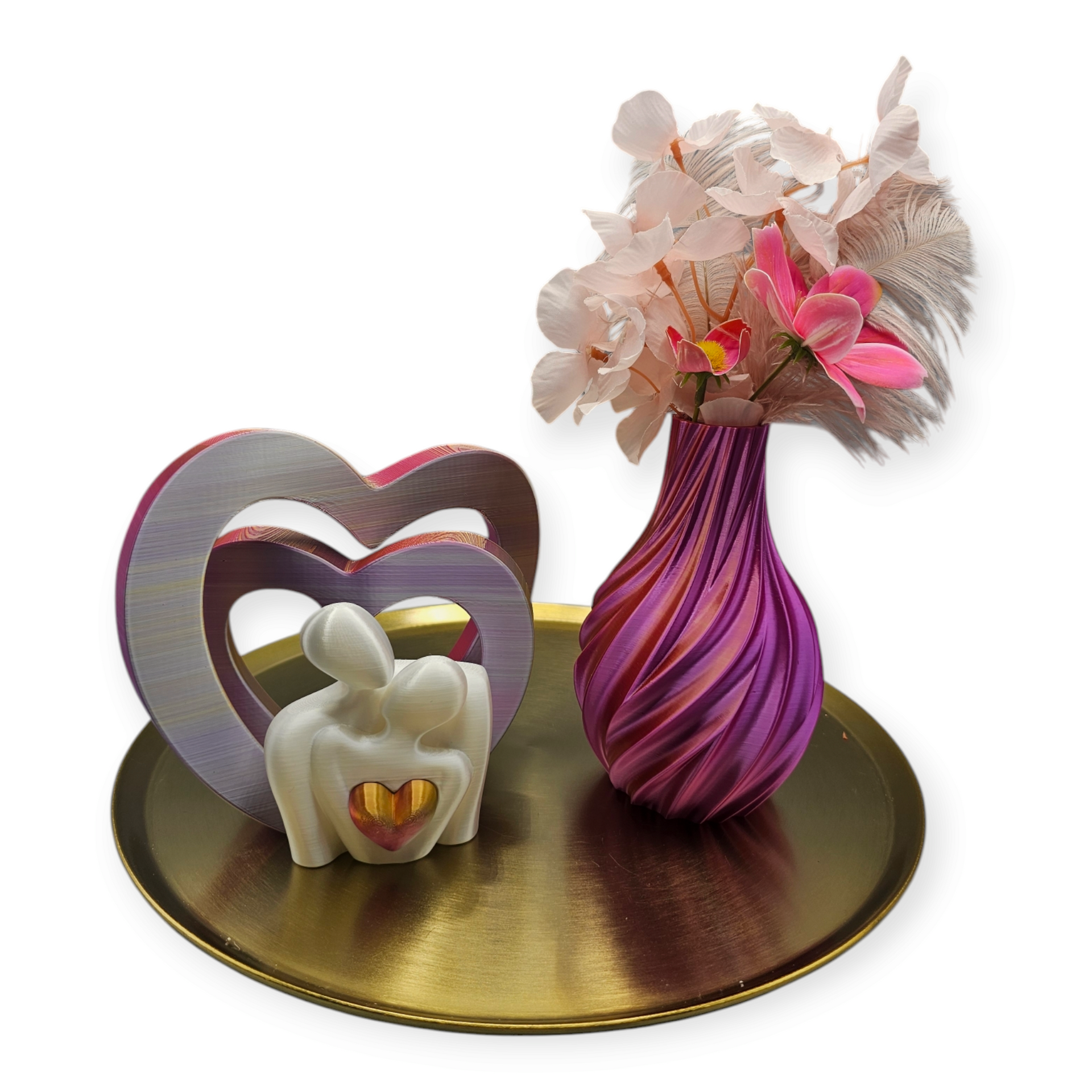 Gouden dienblad met een roze vaas met bloemen en hartvormige decoratie.