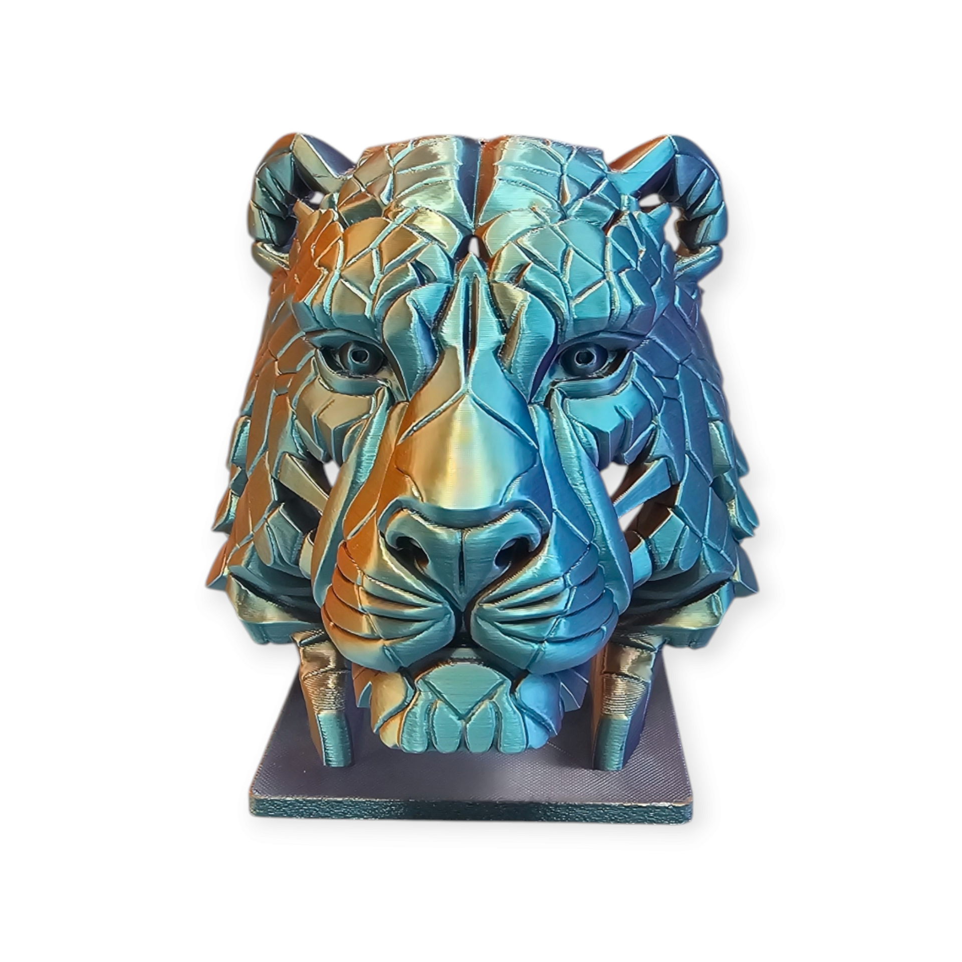 3D-geprinte kop van een sabeltandtijger, iriserend blauwgroen met geometrische patronen op een donkere basis.