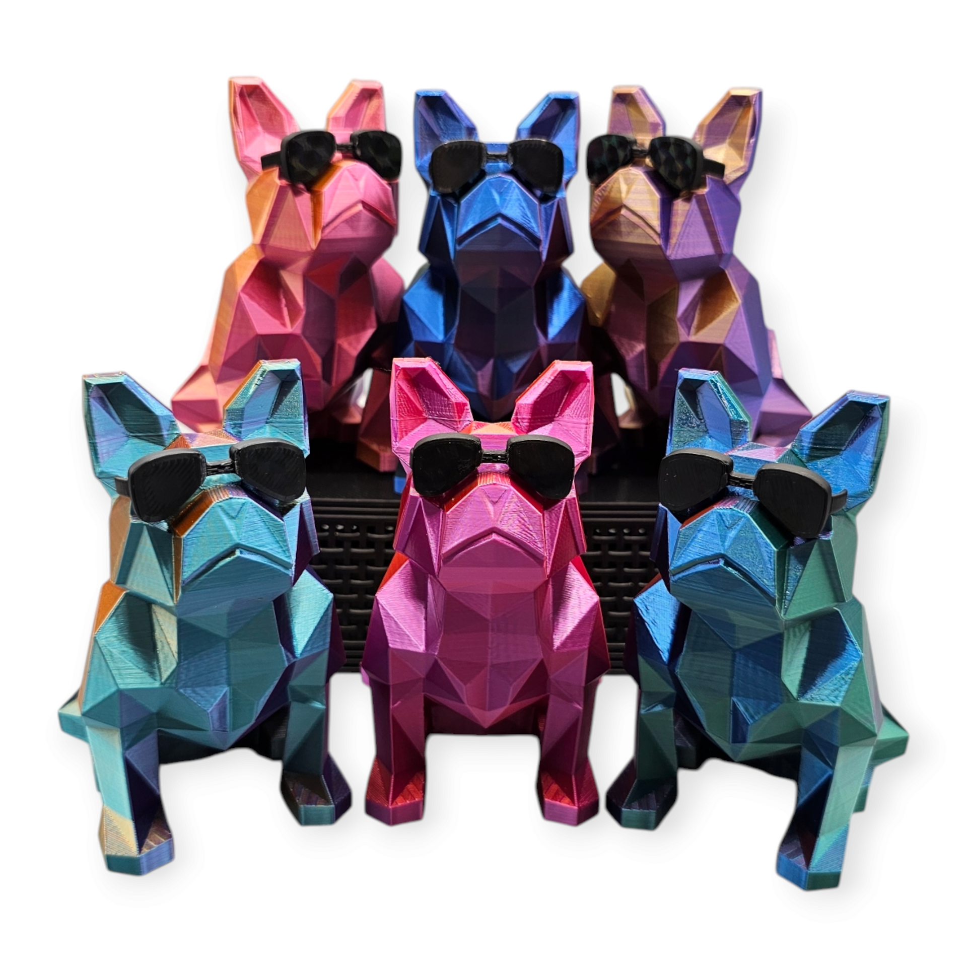 Zes geometrische hondensculpturen in diverse iriserende kleuren, met zonnebrillen op.