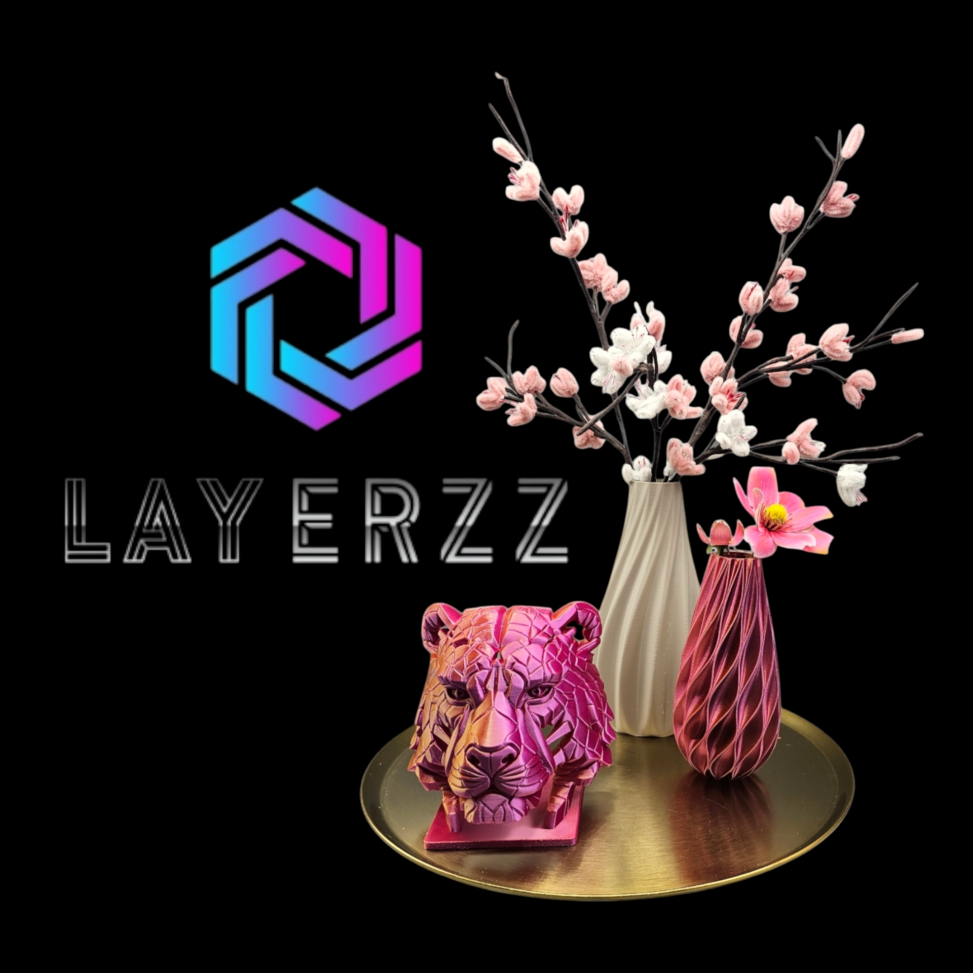 Een roze tijgerbuste, vazen ​​en bloemen op een gouden dienblad tegen een zwarte achtergrond. Logo van Layerzz.