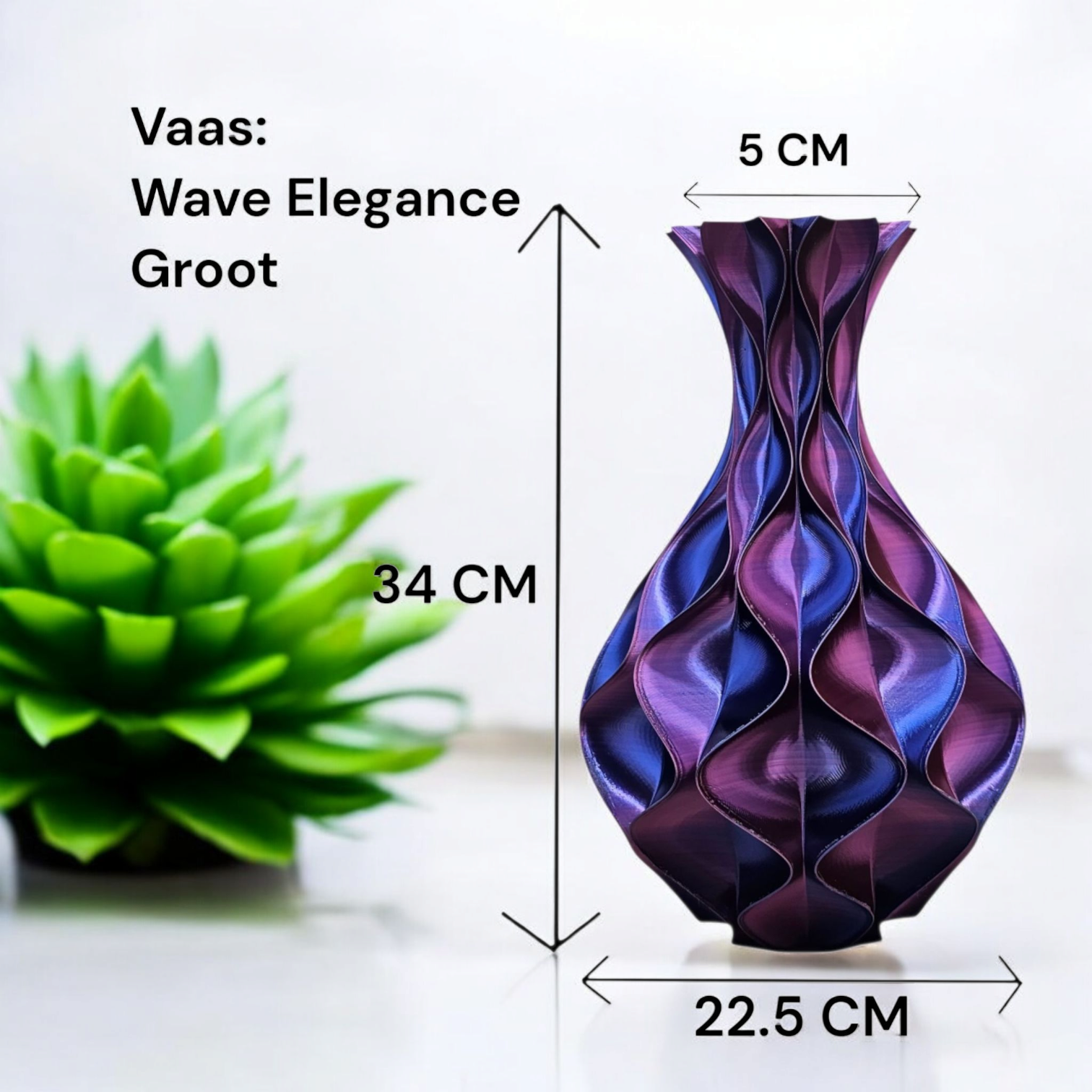 Een 34 cm hoge, paarsblauwe, golvende vaas met een bovenkant van 5 cm en een voet van 22,5 cm, afgebeeld naast een groene vetplant.