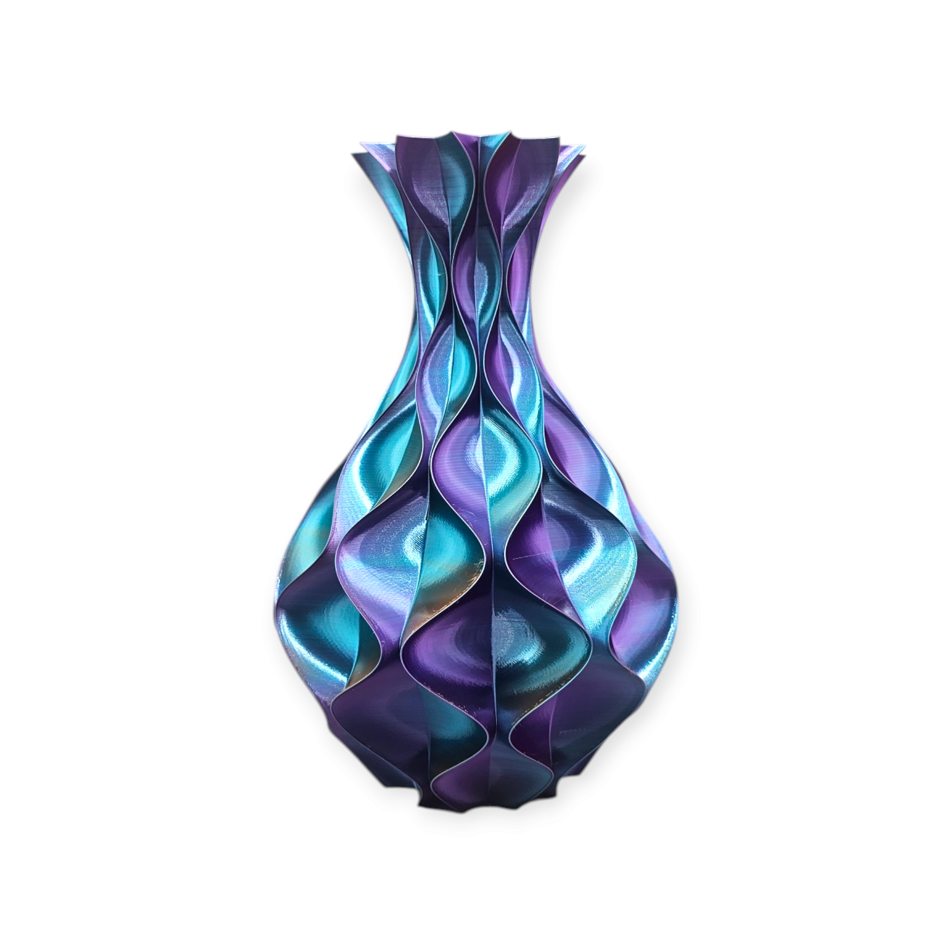 Drie kleurrijke, peervormige vazen met een patroon dat lijkt op bloemblaadjes, elk met een ander kleurenschema.