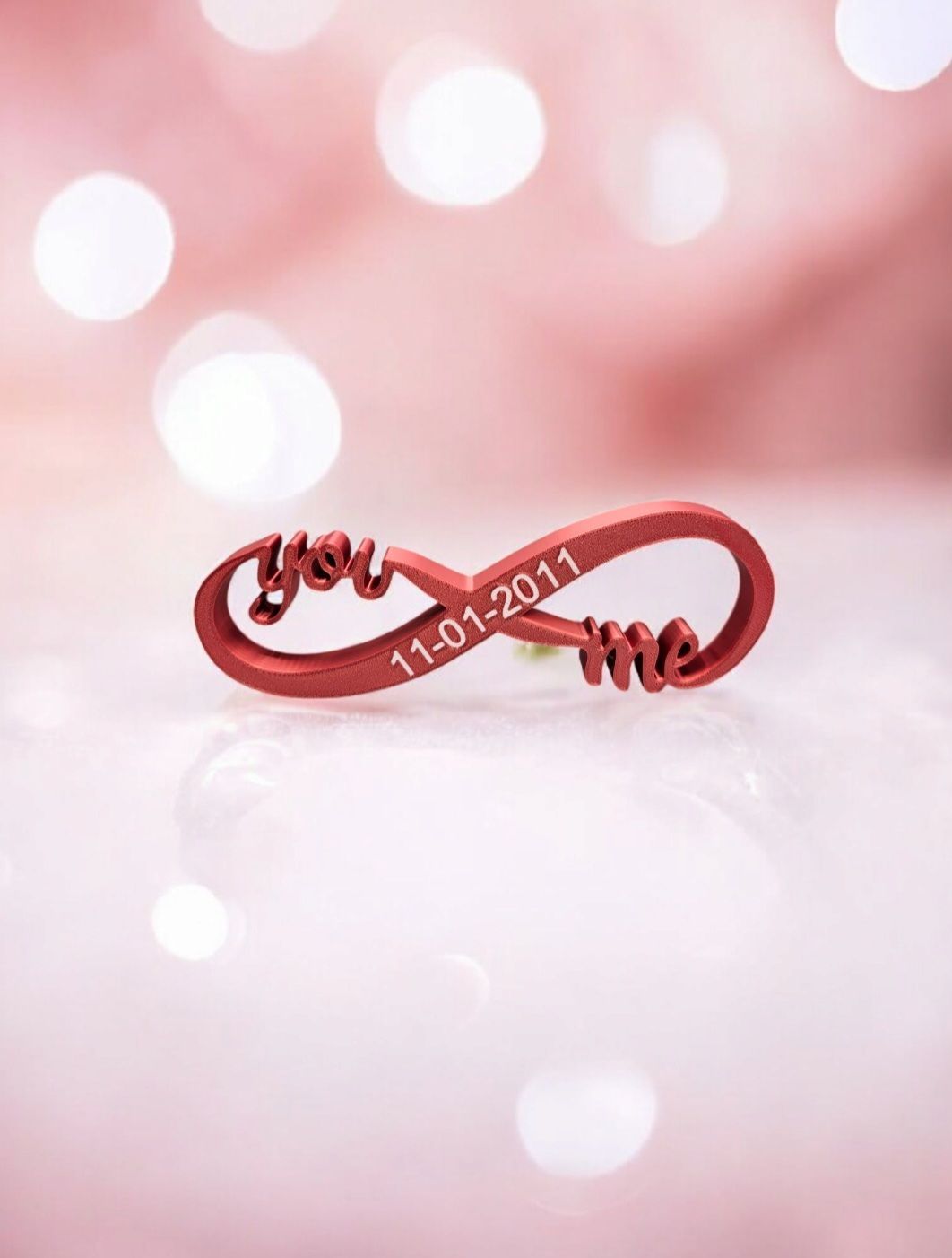 Een rood oneindigheidssymbool staat op een houten ondergrond met de tekst 