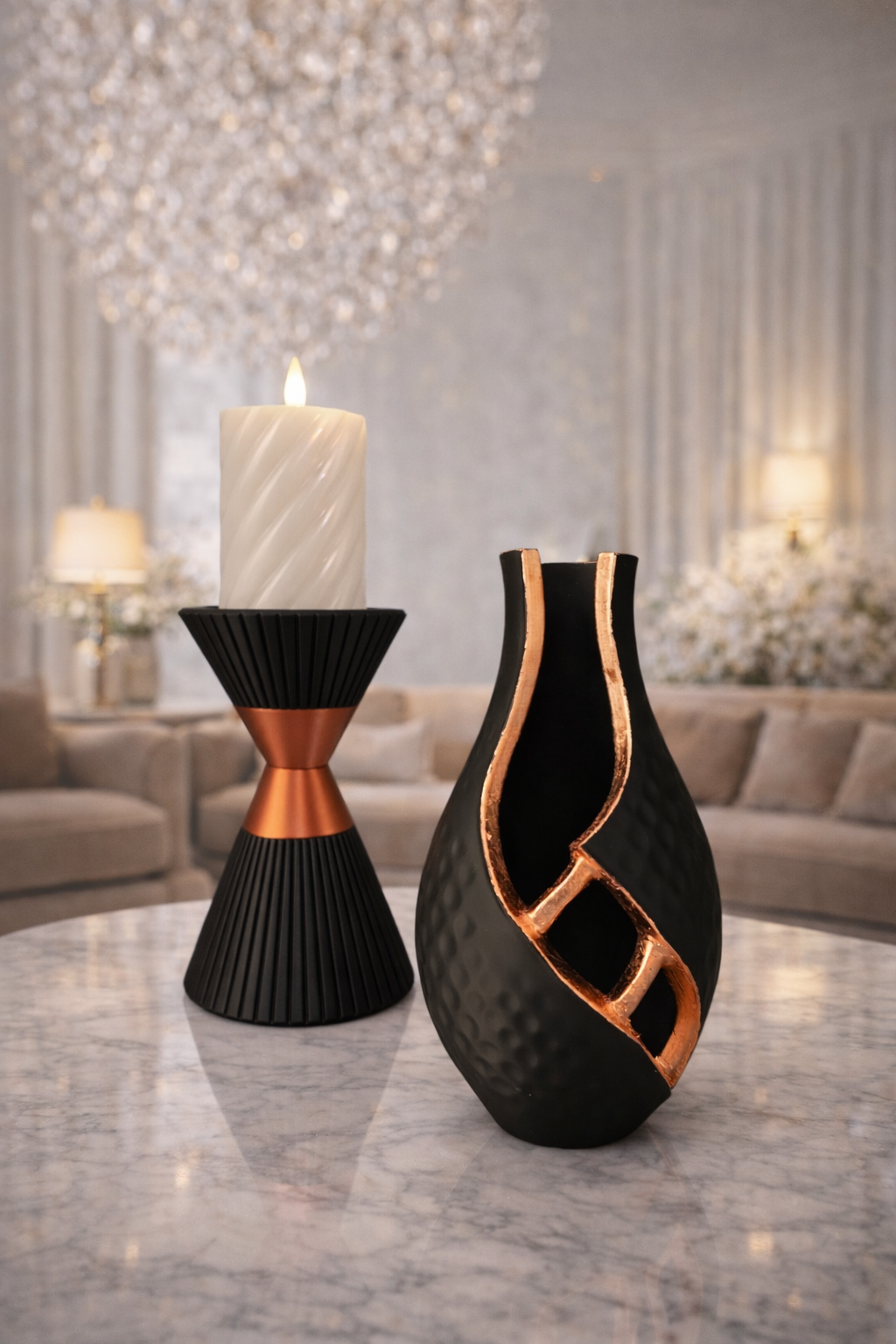 Zwarte vaas met koperkleurige accenten, geplaatst voor wazige witte en roze bloemen.