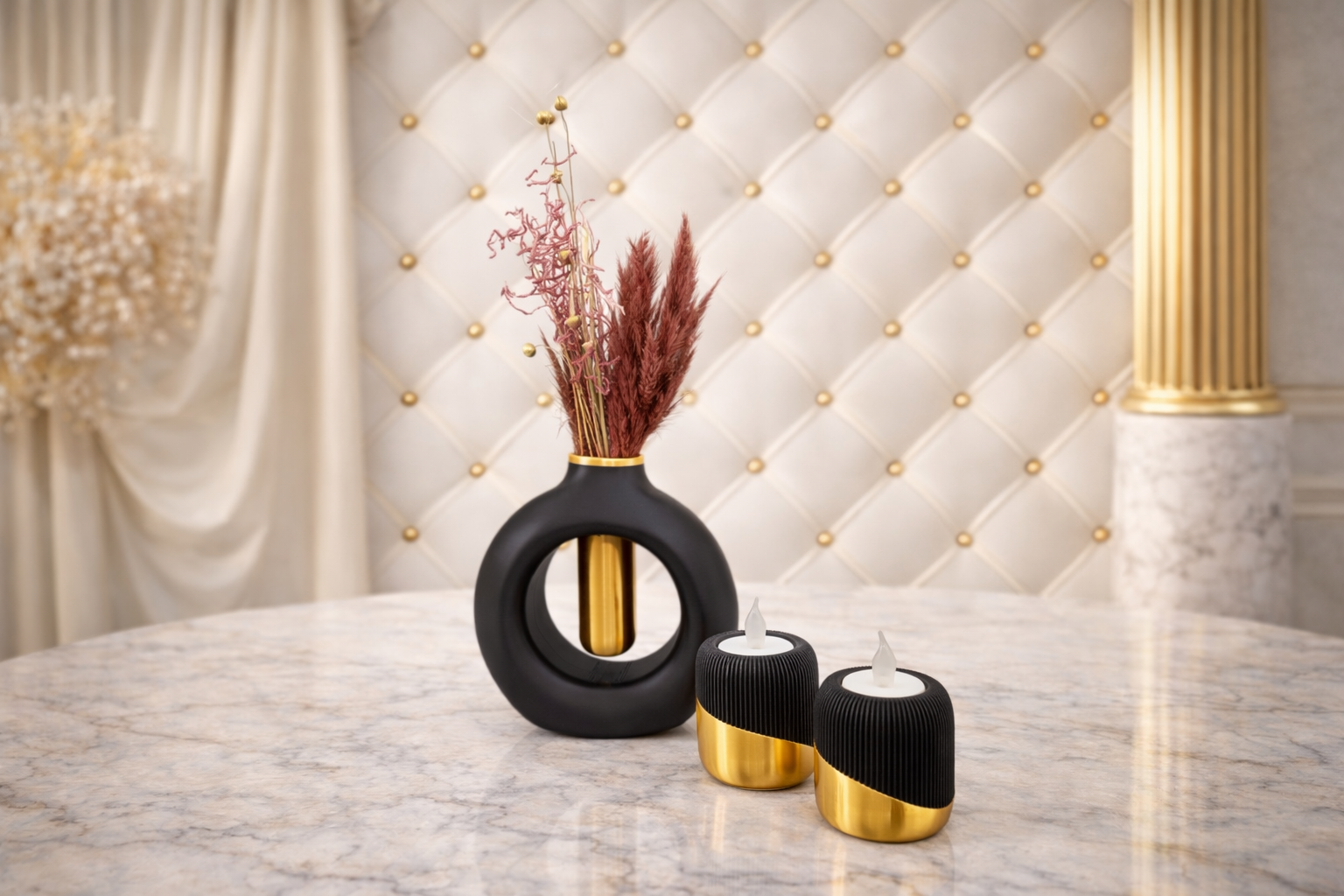 Salontafel met kaarsen en een vaas, in een woonkamer met een lamp en fauteuils.