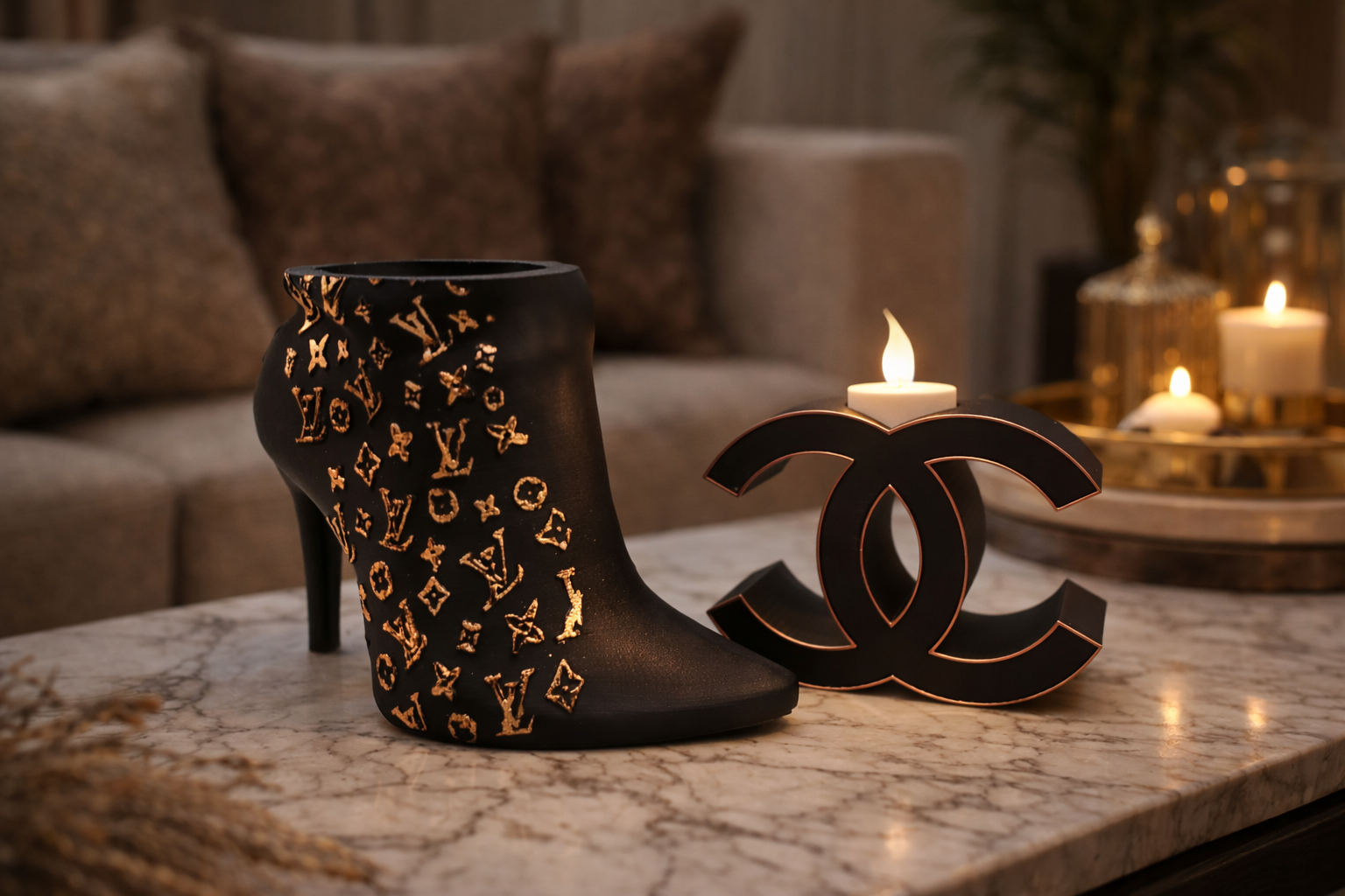 Een warme, gezellige woonkamerinrichting met kaarsen, vazen ​​en pampasgras op een rond dienblad.