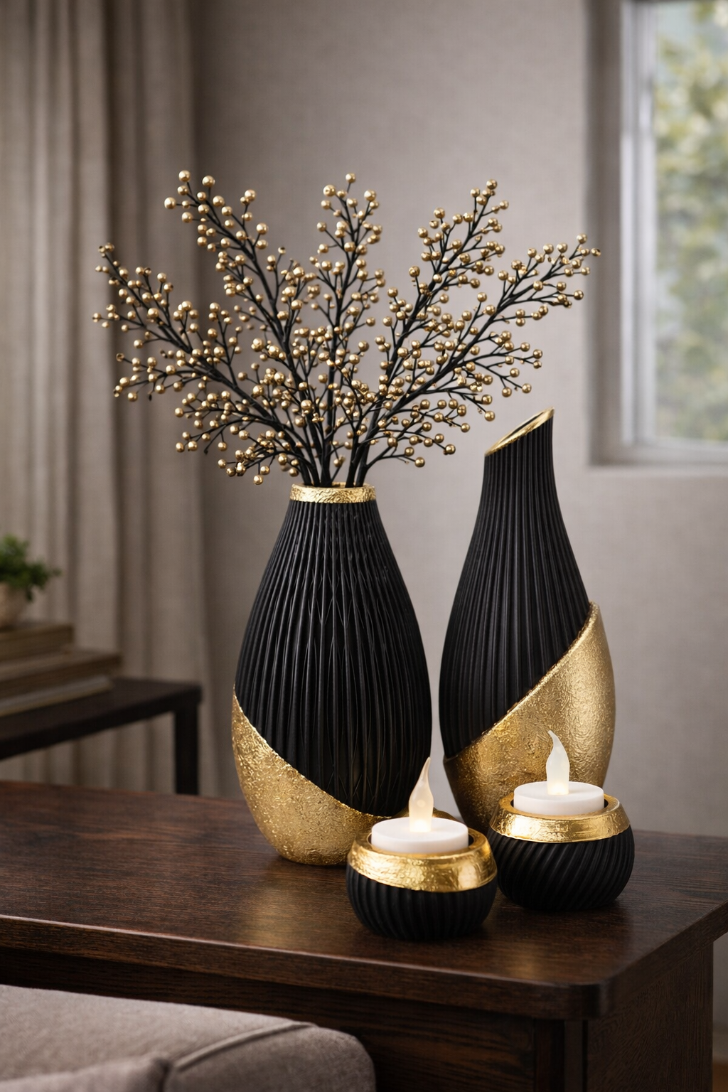 Zwarte en gouden vaas, druppelvormig, 18 cm hoog, op een houten ondergrond.