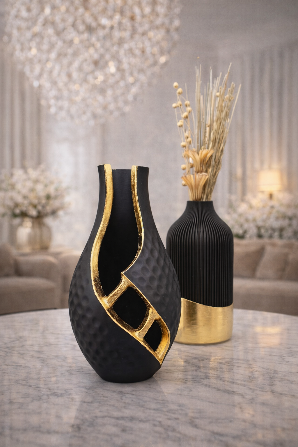 Zwarte vaas met gouden accenten op een marmeren tafel; interieursetting.