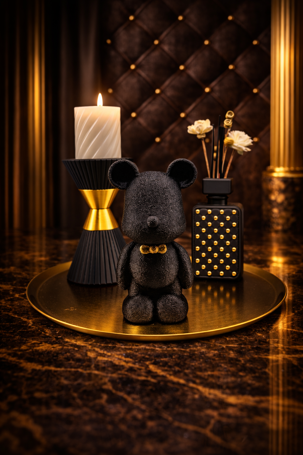 Een zwart, met juwelen versierd beertje op een gouden dienblad met een kaars, bloemenstokjes en een met steentjes bezette parfumverspreider, in een luxueuze omgeving.