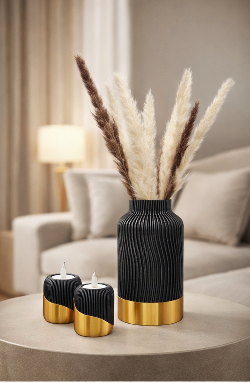 Zwarte en gouden vaas met pampasgras, twee kaarsen op een ronde tafel; neutrale woonkamer.