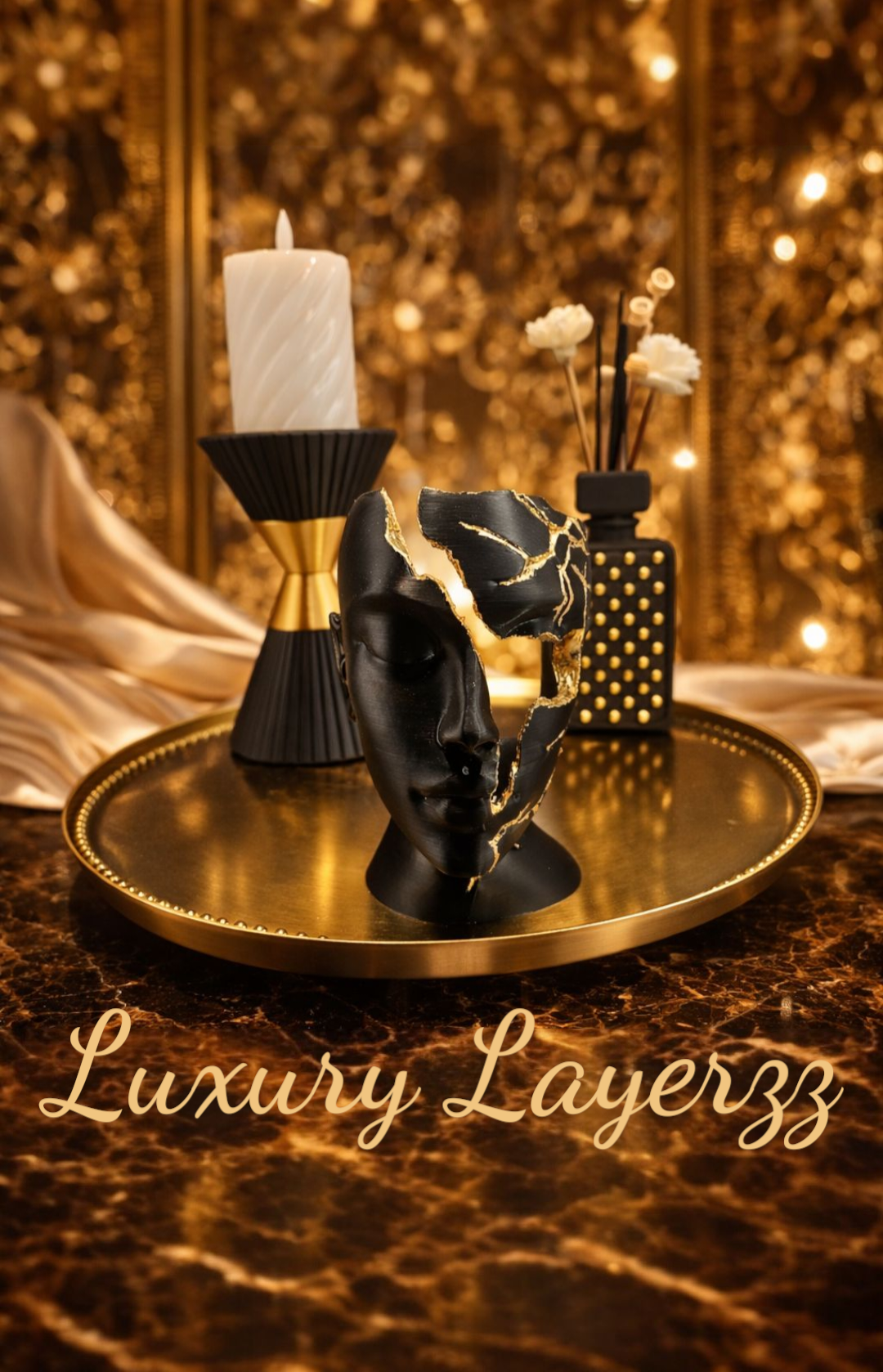 Zwarte parfumfles met gouden accenten op een marmeren ondergrond; afmetingen: 15 cm x 7 cm x 4 cm.