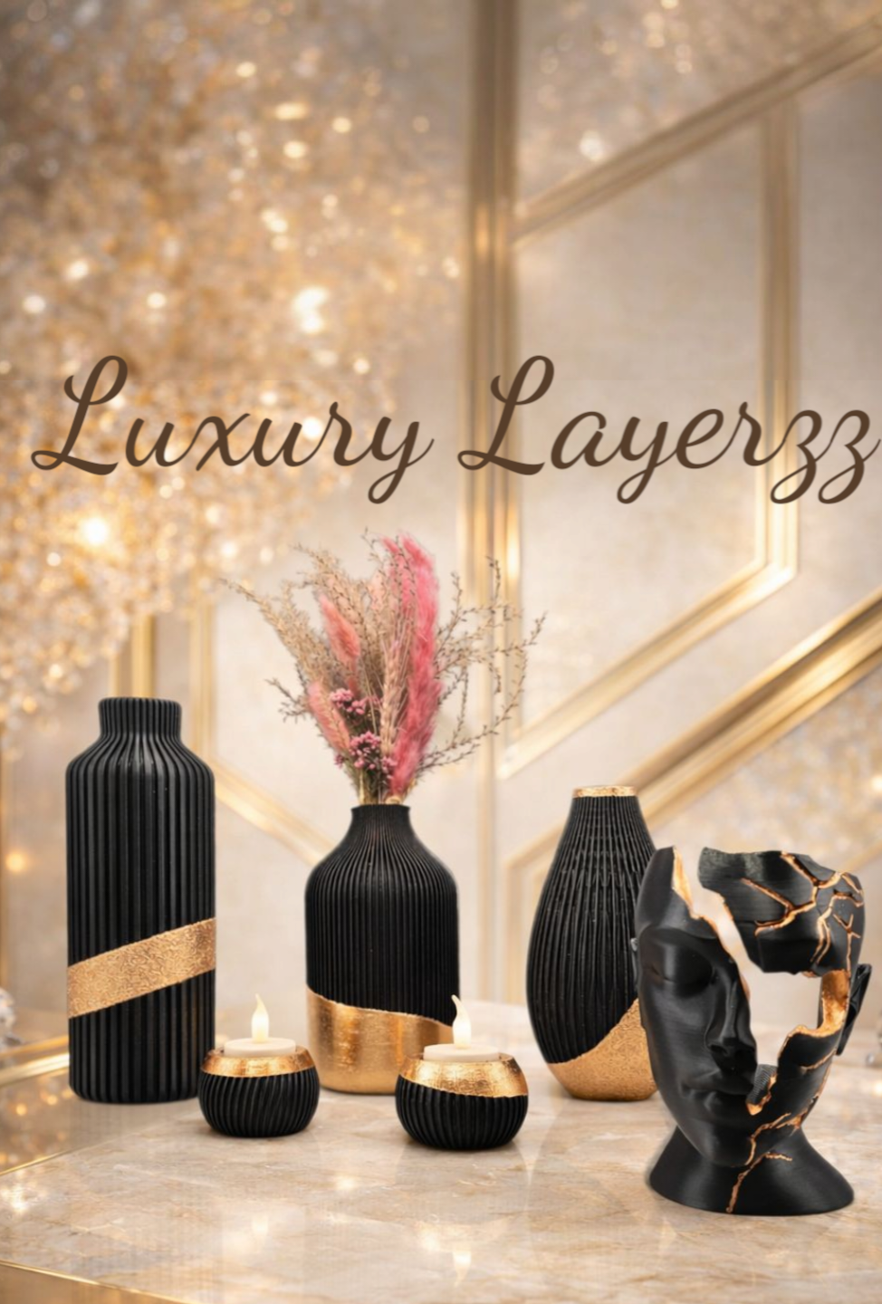 Een tafel met een decoratieve vaas, kaars en lamp voor beige gordijnen.