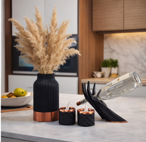 Een aanrecht in de keuken met een vaas met pampasgras, kaarsen en een wijnfleshouder.