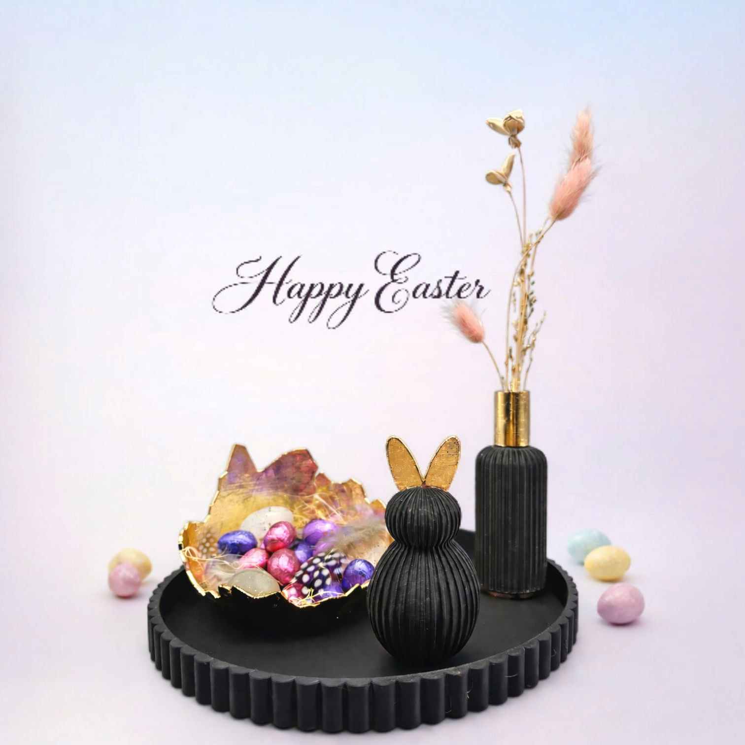 Paasdecoratie met eieren, een konijntje, een vaas en de tekst 