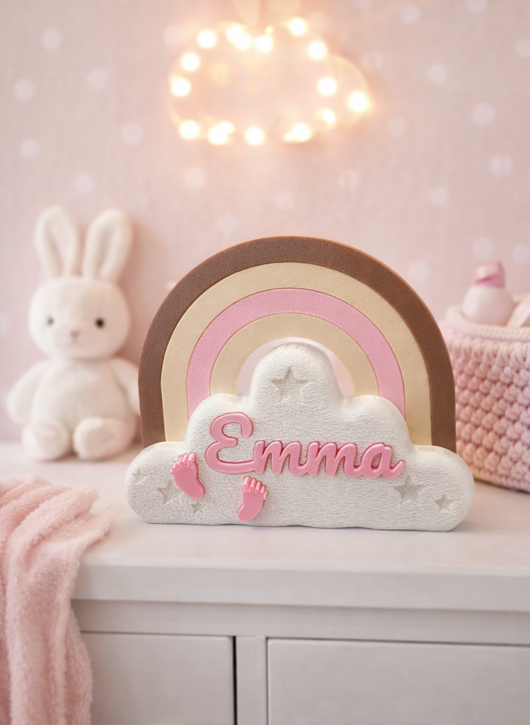 Een decoratief, gebogen regenboog- en wolkenbord met de naam 