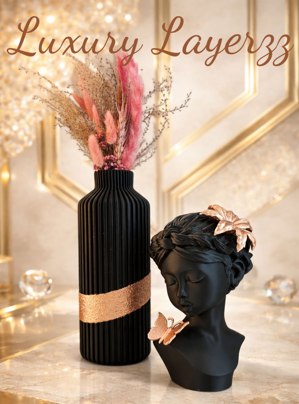 Zwarte vaas met roze en beige gedroogde bloemen, zwarte buste met roségouden vlinder, tekst 