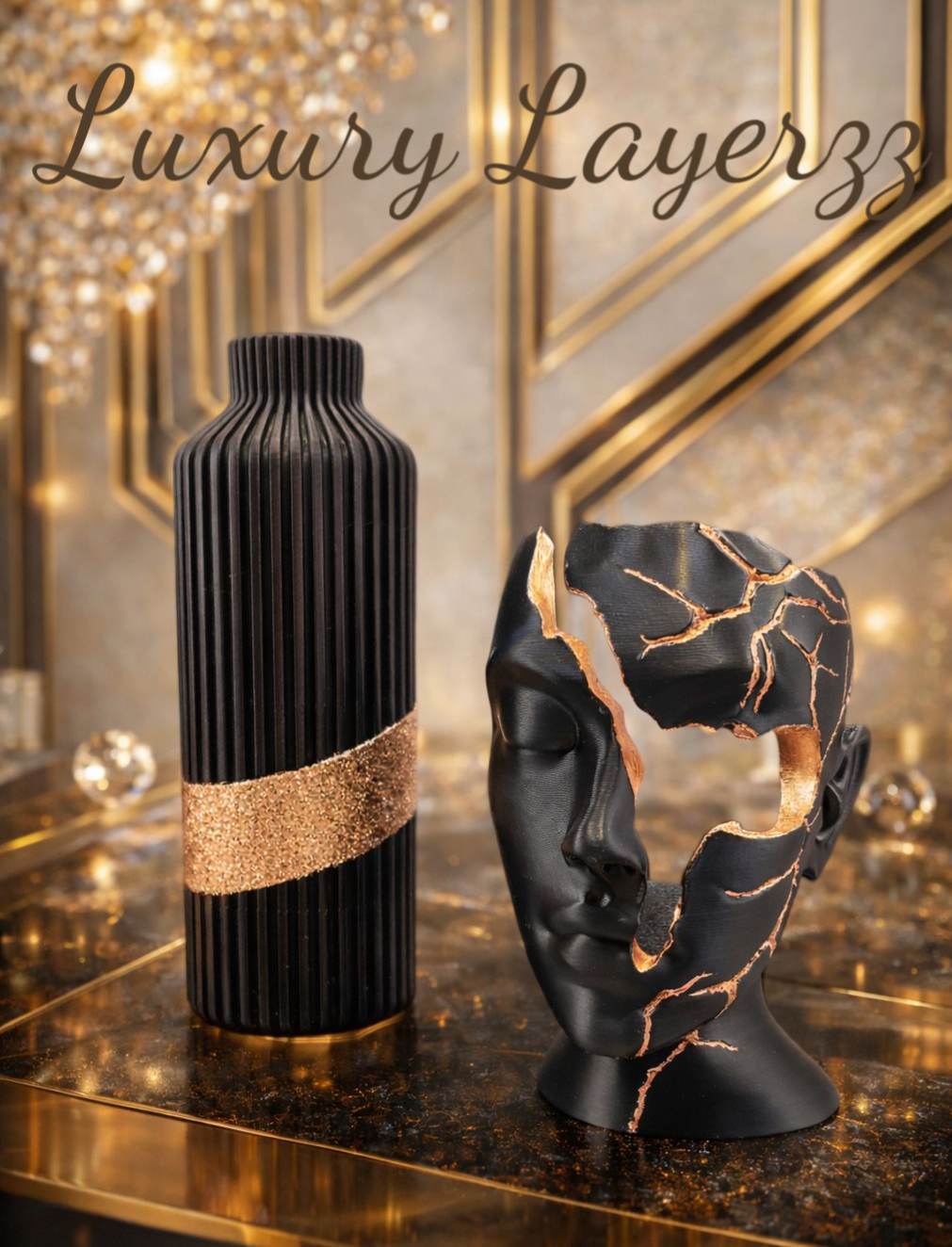 Zwarte vaas met roze en beige gedroogde bloemen, zwarte buste met roségouden vlinder, tekst 