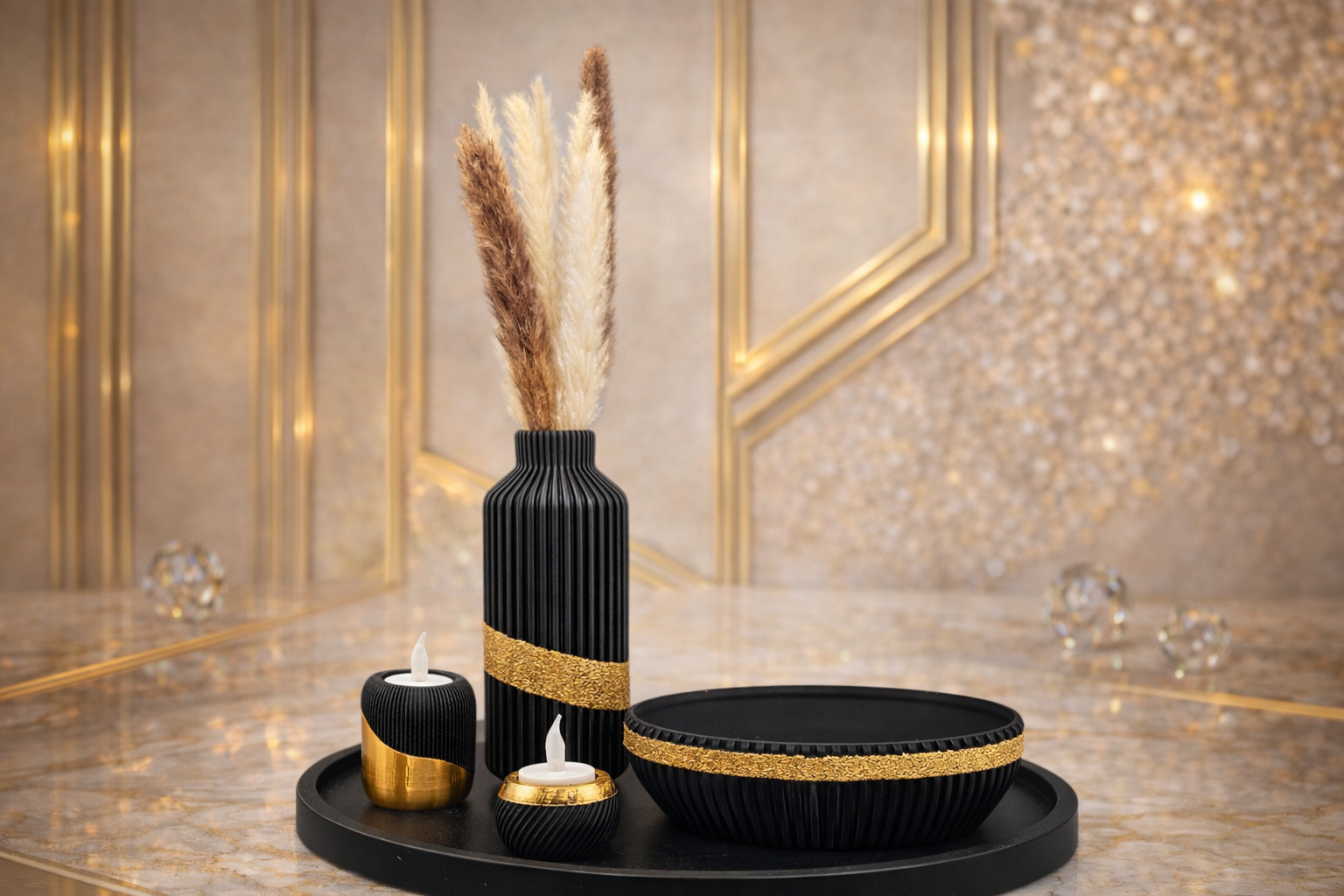 Zwarte en gouden woondecoratie op een rond dienblad, met een vaas met gedroogde bloemen, een schaal en kaarsen.