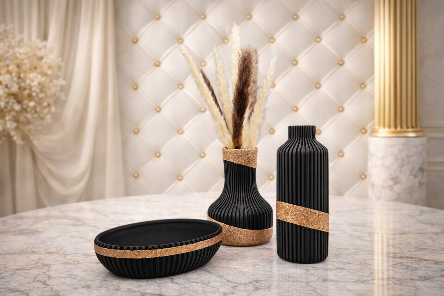 Zwarte vaas en schaal met gouden accenten op een marmeren tafel, gedroogde roze en beige bloemen, tegen een crèmekleurige muur met ruitjespatroon.