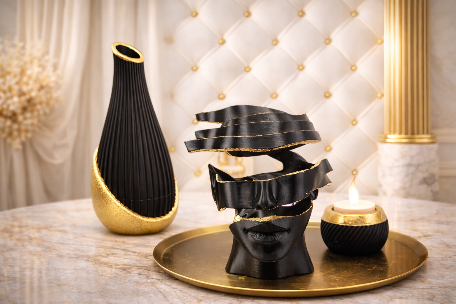 Decoratieve voorwerpen: een zwart-gouden vaas, een gebeeldhouwd gezicht, een kandelaar op een gouden dienblad.