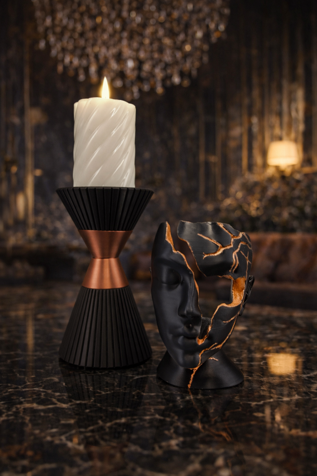 Twee kandelaars met witte kaarsen; zwarte voet en koperkleurig middengedeelte; op een houten ondergrond.
