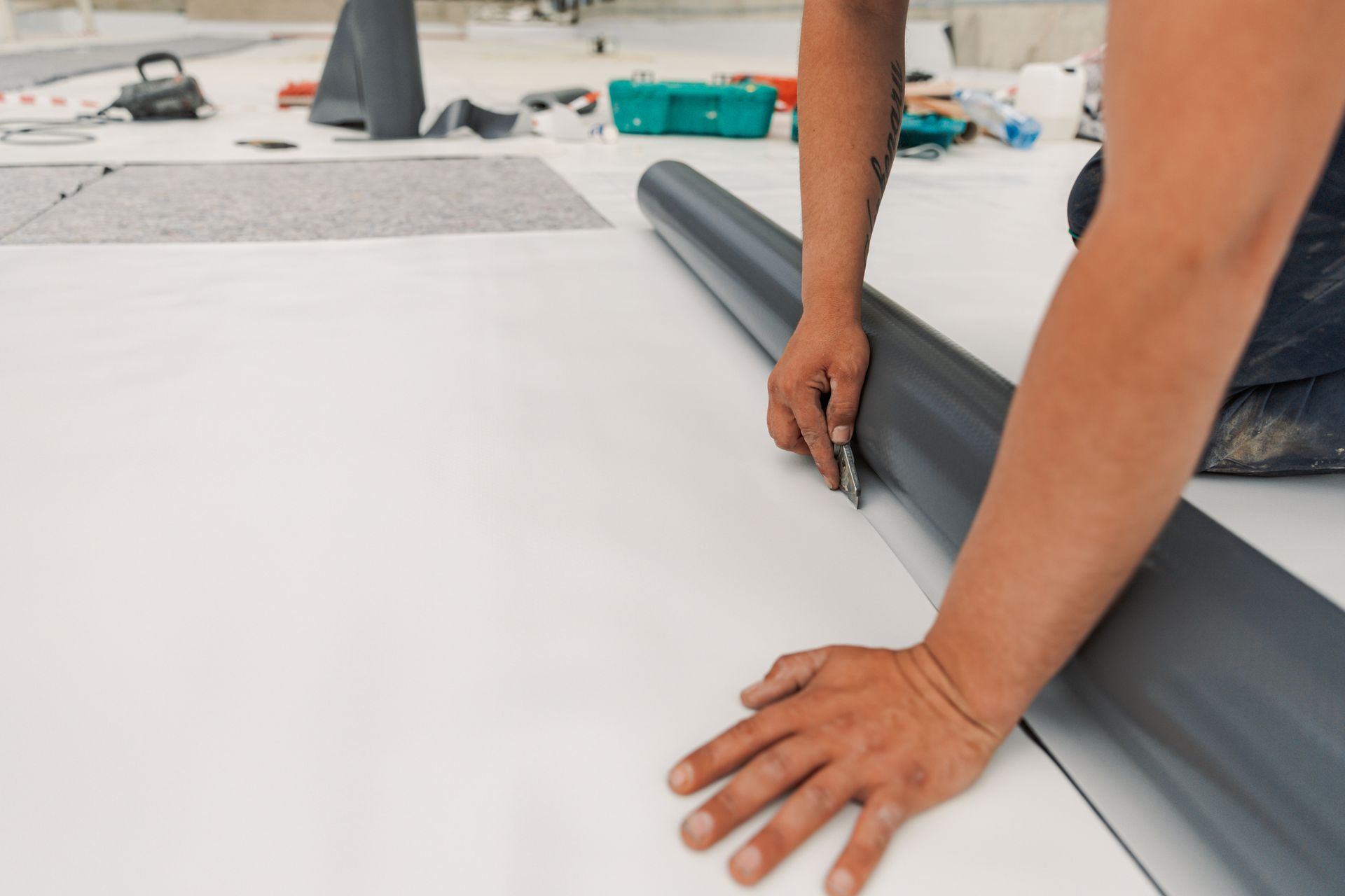 Specialist in mounting PVC membranes, working on the TPO installation process
