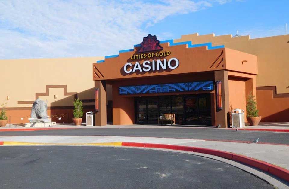 A large building with the word casino on it