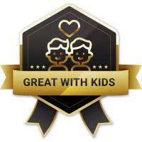 A badge that says `` great with kids '' with two children and hearts.