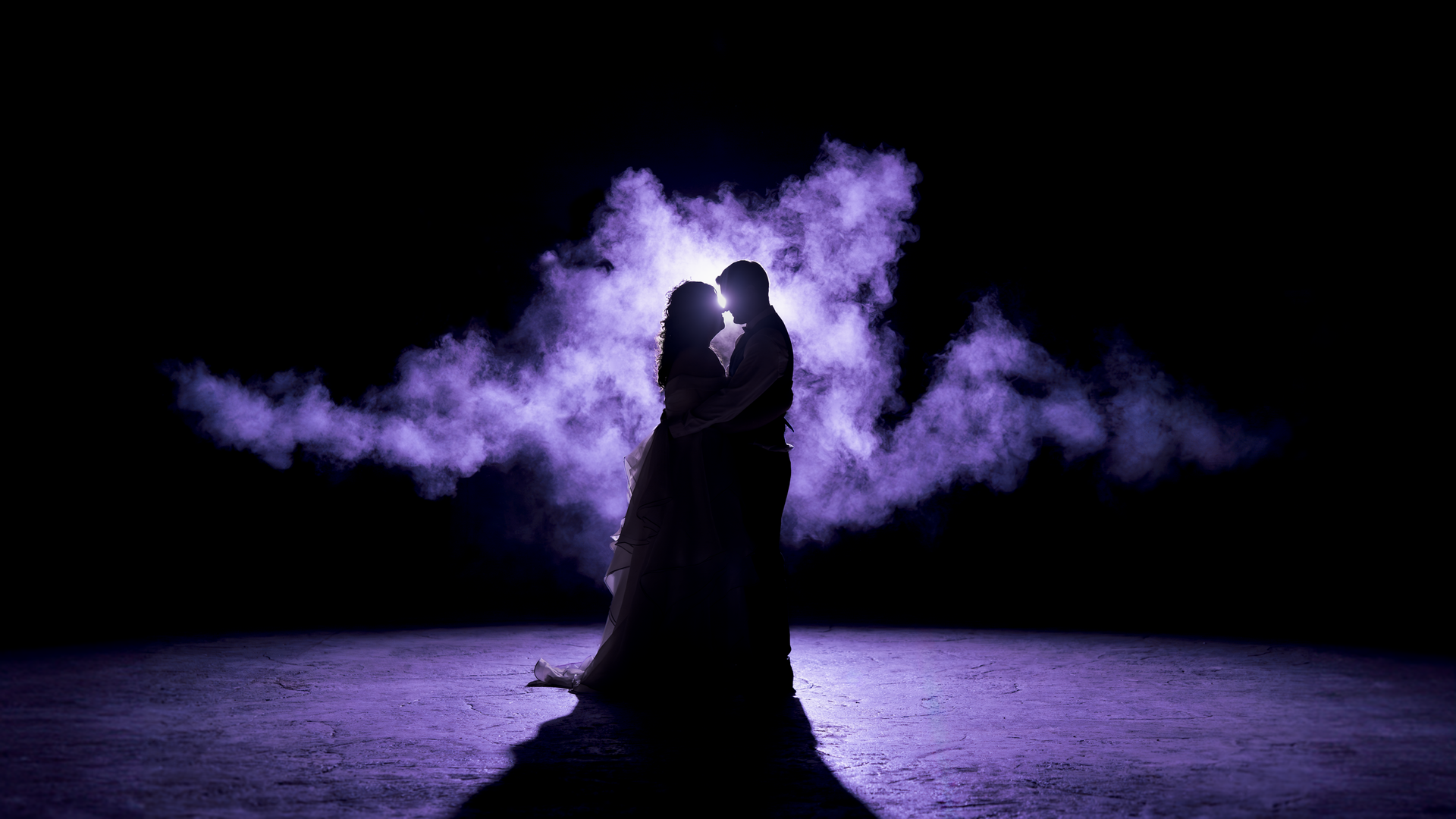 Chatham-Kent wedding photographer captures a romantic silhouette kiss with unique backlighting and haze.