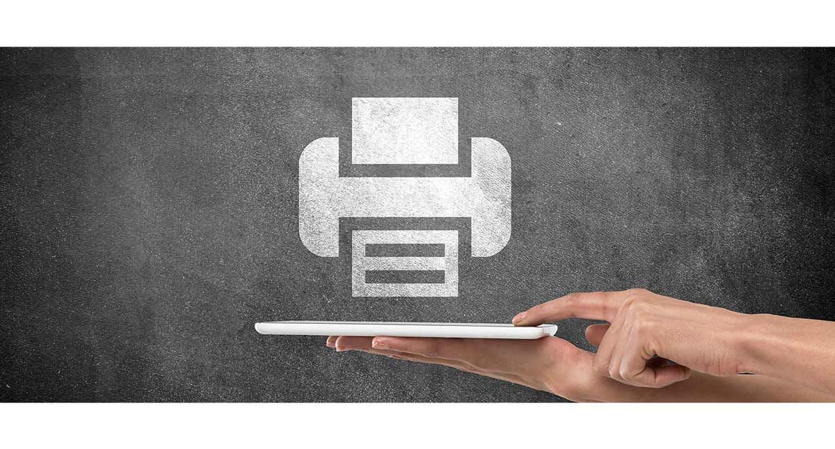 Una persona sostiene una tableta con un ícono de impresora.