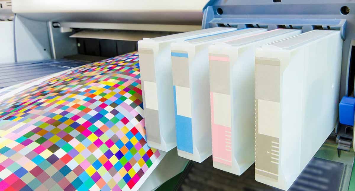 Una impresora está imprimiendo una hoja de papel colorida.