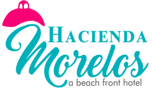 Logotipo del hotel Hacienda Morelos con letra turquesa y cúpula rosa. Lema