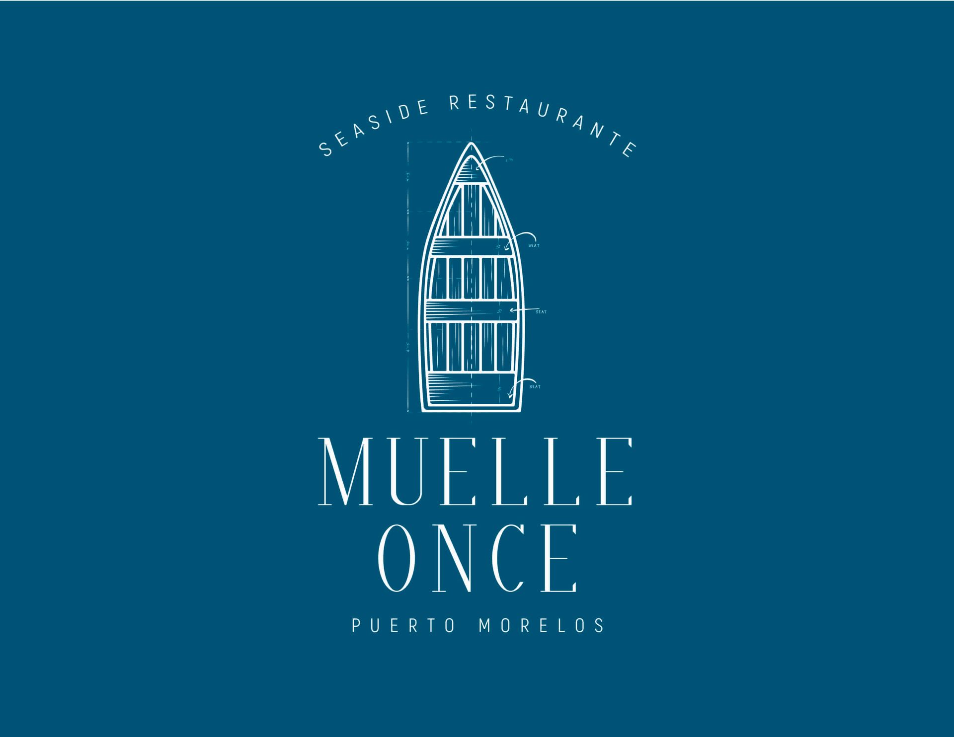 Logotipo del restaurante Muelle Once en Puerto Morelos. Presenta la ilustración de un barco en blanco sobre fondo azul.