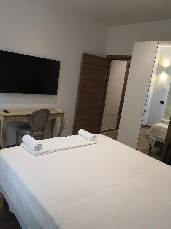 letto matrimoniale e tv