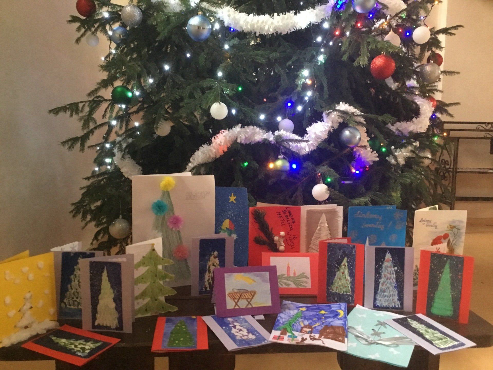 Carito vykdytai Gerumo akcijai vaikai pagamino atvirukus