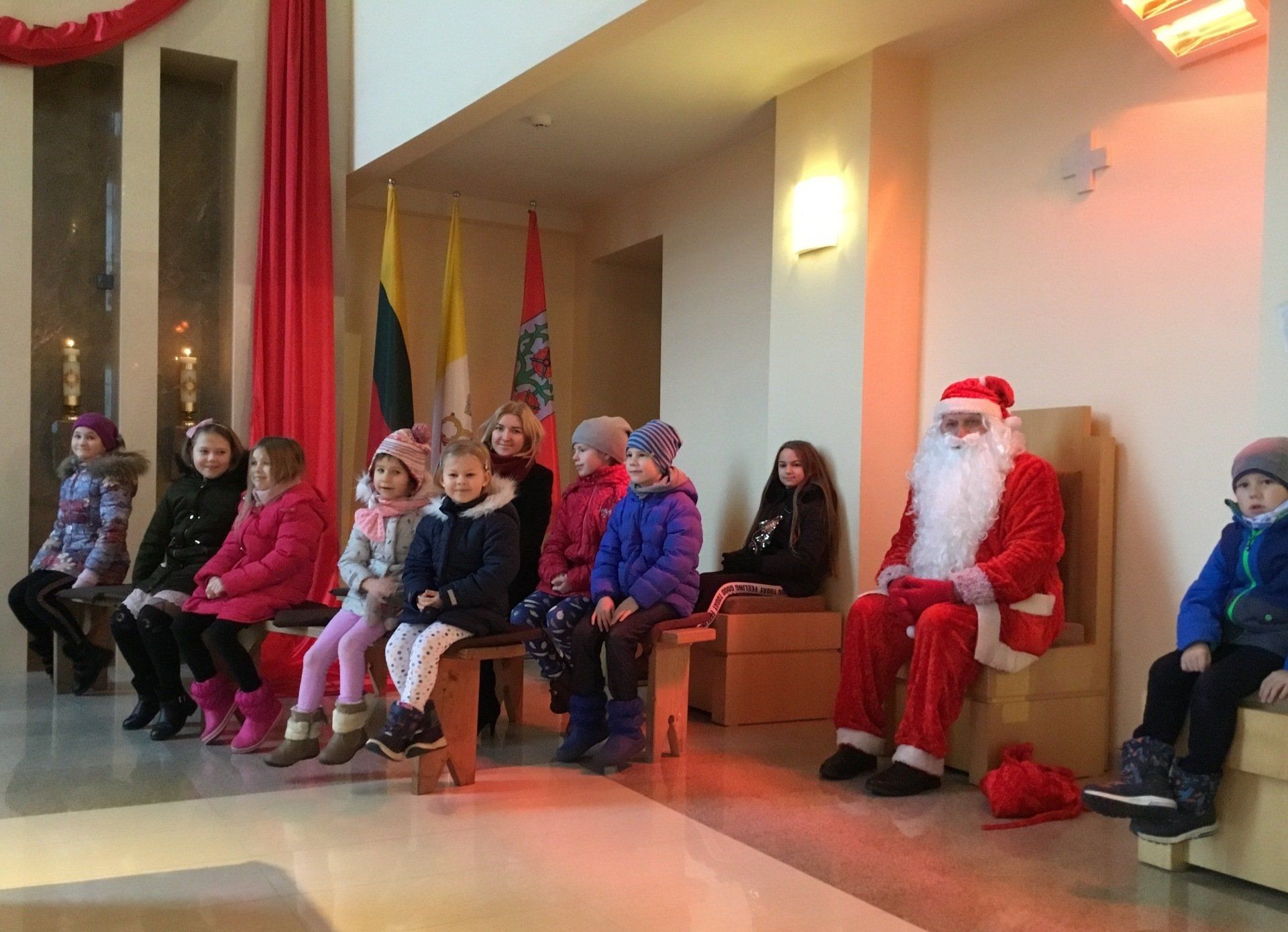 Domeikavos bažnyčioje vaikus aplankė Kalėdų Senelis