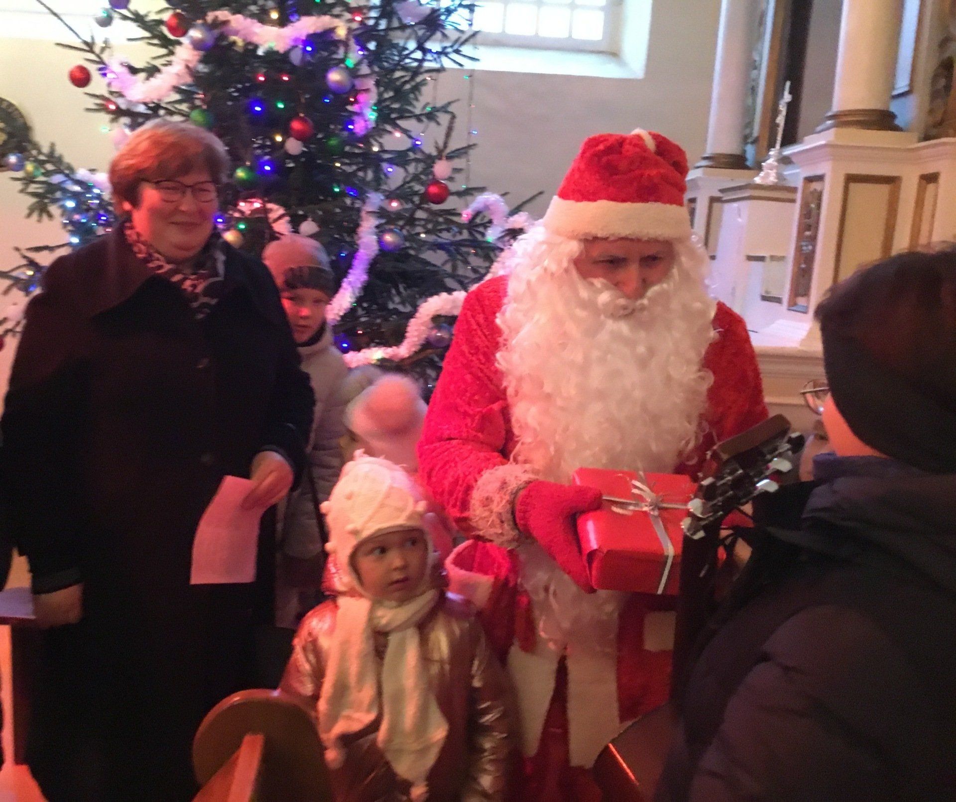Lapių bažnyčioje vaikus aplankė Kalėdų Senelis