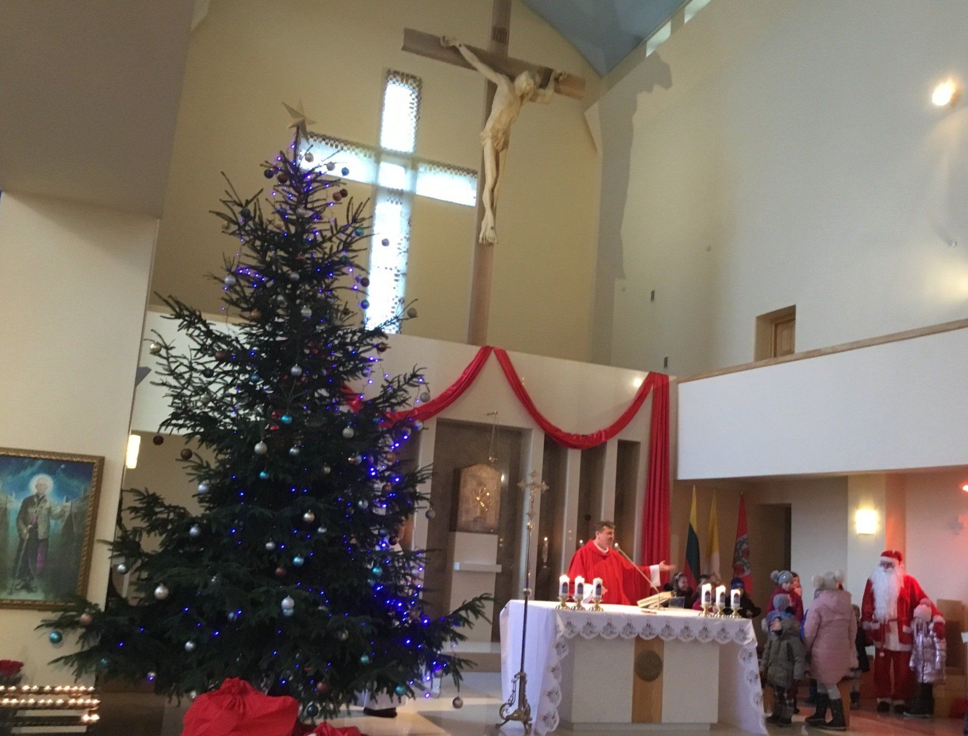 Domeikavos bažnyčioje vaikus aplankė Kalėdų Senelis