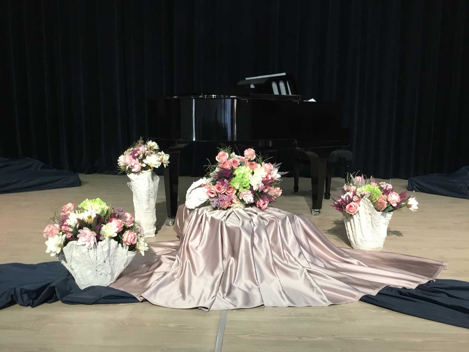 Lapkričio 30 d. Domeikavos laisvalaikio salėje Šv. Cecilijos dienos proga koncertavo Domeikavos mišrus choras „Versmė“ ir Kauno vyrų choras „Perkūnas“. Programoje skambėjo lietuvių ir užsienio autorių dainos ir sakraliniai kūriniai. Klausytojai negailėjo plojimų chorams sugiedojus bendrą giesmę Šv. Cecilijos garbei. Šiais metais minime kompozitoriaus, vargonininko, dirigento ir pedagogo Juozo Naujalio 150 metų gimimo sukaktį. Choristai atliko keletą J. Naujalio kūrinių bei į smagų dainavimą įtraukė žiūrovus.  Domeikavos parapijos ir “Versmės” chorų vadovė  Rasa Endriukaitienė pasidžiaugė daugiau nei 20 metų gyvuojančia tradicija Šv. Ceciliją minėti savo parapijoje pasikviečiant svečių. Kasmet būrys chorinės muzikos gerbėjų išgirsta skirtingų kolektyvų įvairialypį repertuarą, sužino apie chorinio meno tradicijas.   Šventės pabaigoje Domeikavos bendruomenės atstovai choristams dėkojo už skambias dainas. Choro “Perkūnas” balsingiems vyrams ir meno vadovui dirigentui Romualdui Misiukevičiui  įteikėme simbolinę atminimo dovaną ir muzikų globėjos Šv. Cecilijos ugnelę – meile muzikai degančių širdžių simbolį.  Po koncerto vyko smagi agapė.  Lapkričio 22 d., Šv. Cecilijos minėjimo dieną, Domeikavos bažnyčioje parapijos klebonas kun. Gintaras Pūras šv. Mišias aukojo už parapijos choristus ir giesmininkus. Po pamaldų dvasininkas nuoširdžiai dėkojo žmonėms už įpareigojančią savanorišką giedojimo tarnystę.