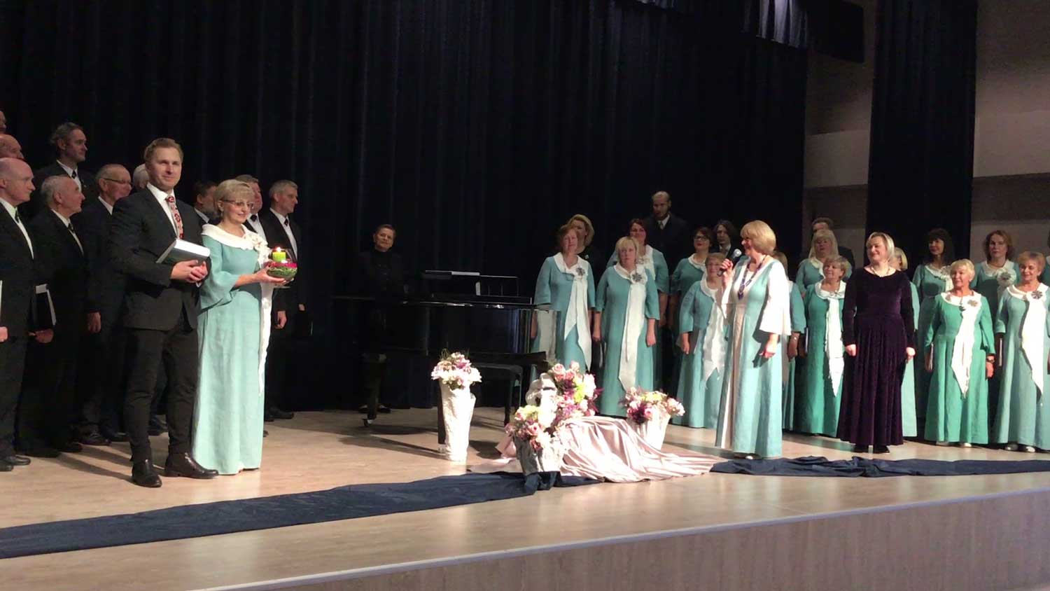 Lapkričio 30 d. Domeikavos laisvalaikio salėje Šv. Cecilijos dienos proga koncertavo Domeikavos mišrus choras „Versmė“ ir Kauno vyrų choras „Perkūnas“. Programoje skambėjo lietuvių ir užsienio autorių dainos ir sakraliniai kūriniai. Klausytojai negailėjo plojimų chorams sugiedojus bendrą giesmę Šv. Cecilijos garbei. Šiais metais minime kompozitoriaus, vargonininko, dirigento ir pedagogo Juozo Naujalio 150 metų gimimo sukaktį. Choristai atliko keletą J. Naujalio kūrinių bei į smagų dainavimą įtraukė žiūrovus. Domeikavos parapijos ir “Versmės” chorų vadovė Rasa Endriukaitienė pasidžiaugė daugiau nei 20 metų gyvuojančia tradicija Šv. Ceciliją minėti savo parapijoje pasikviečiant svečių. Kasmet būrys chorinės muzikos gerbėjų išgirsta skirtingų kolektyvų įvairialypį repertuarą, sužino apie chorinio meno tradicijas. Šventės pabaigoje Domeikavos bendruomenės atstovai choristams dėkojo už skambias dainas. Choro “Perkūnas” balsingiems vyrams ir meno vadovui dirigentui Romualdui Misiukevičiui įteikėme simbolinę atminimo dovaną ir muzikų globėjos Šv. Cecilijos ugnelę – meile muzikai degančių širdžių simbolį. Po koncerto vyko smagi agapė. Lapkričio 22 d., Šv. Cecilijos minėjimo dieną, Domeikavos bažnyčioje parapijos klebonas kun. Gintaras Pūras šv. Mišias aukojo už parapijos choristus ir giesmininkus. Po pamaldų dvasininkas nuoširdžiai dėkojo žmonėms už įpareigojančią savanorišką giedojimo tarnystę.